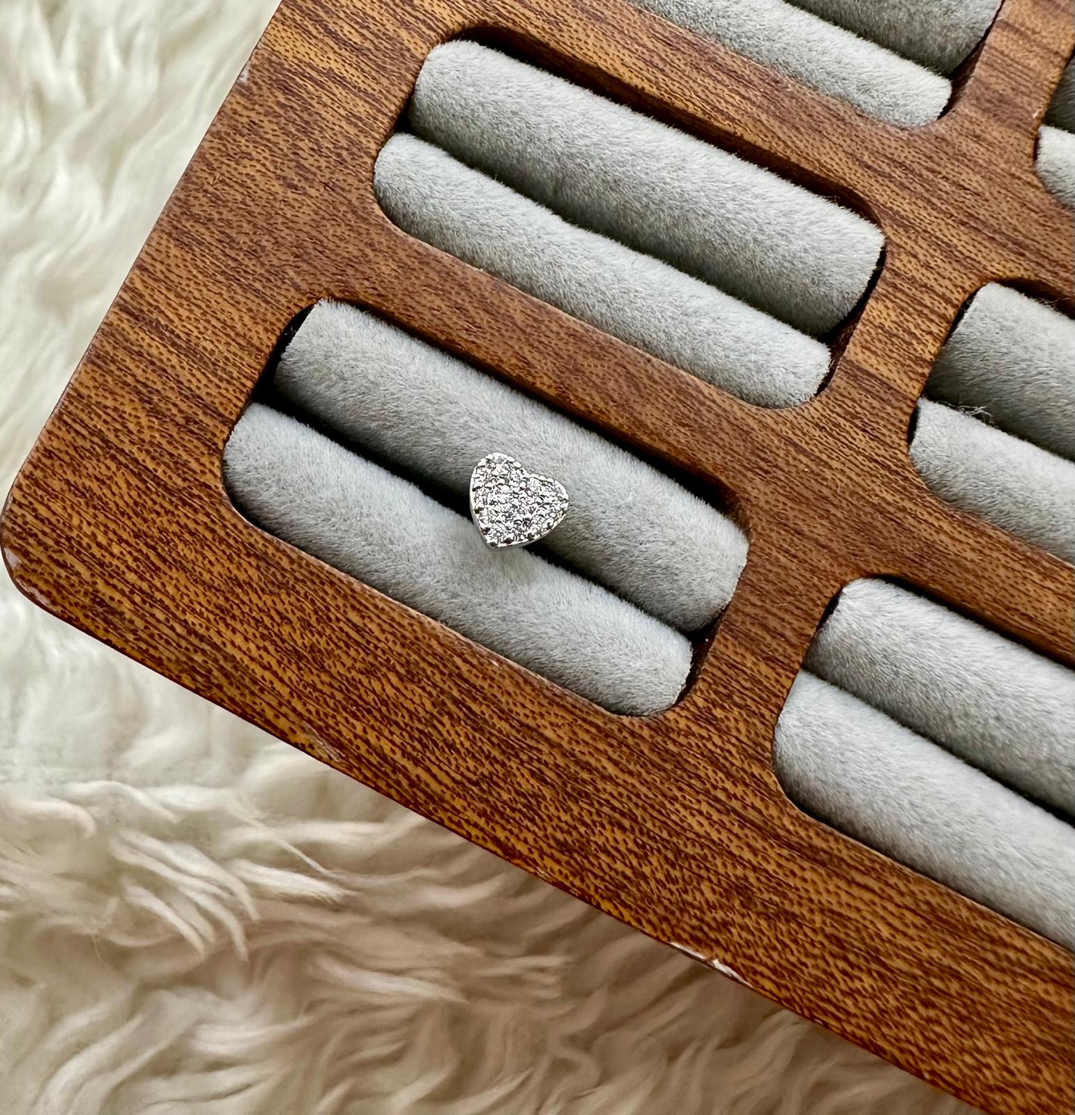 ✨ Saf Sevgi: Beyaz Kalpli Piercing ✨