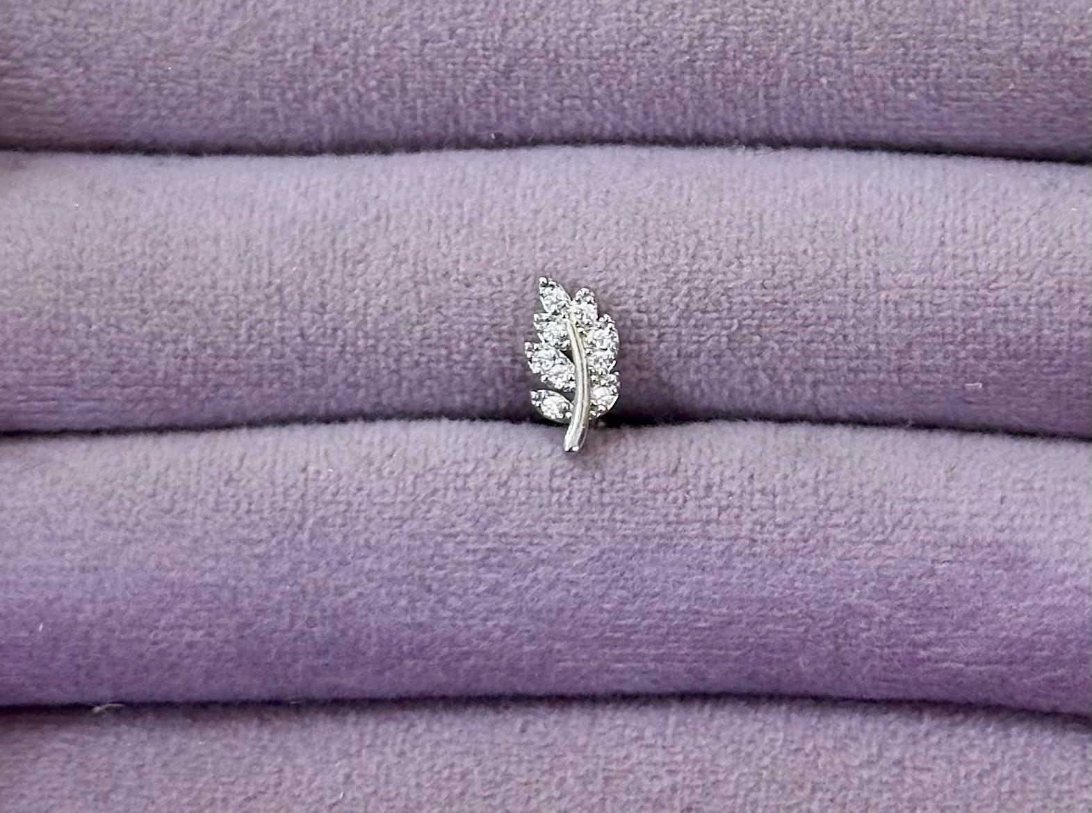 🌿 Pave Taşlı Yaprak (Zeytin Dalı) Kıkırdak Piercing