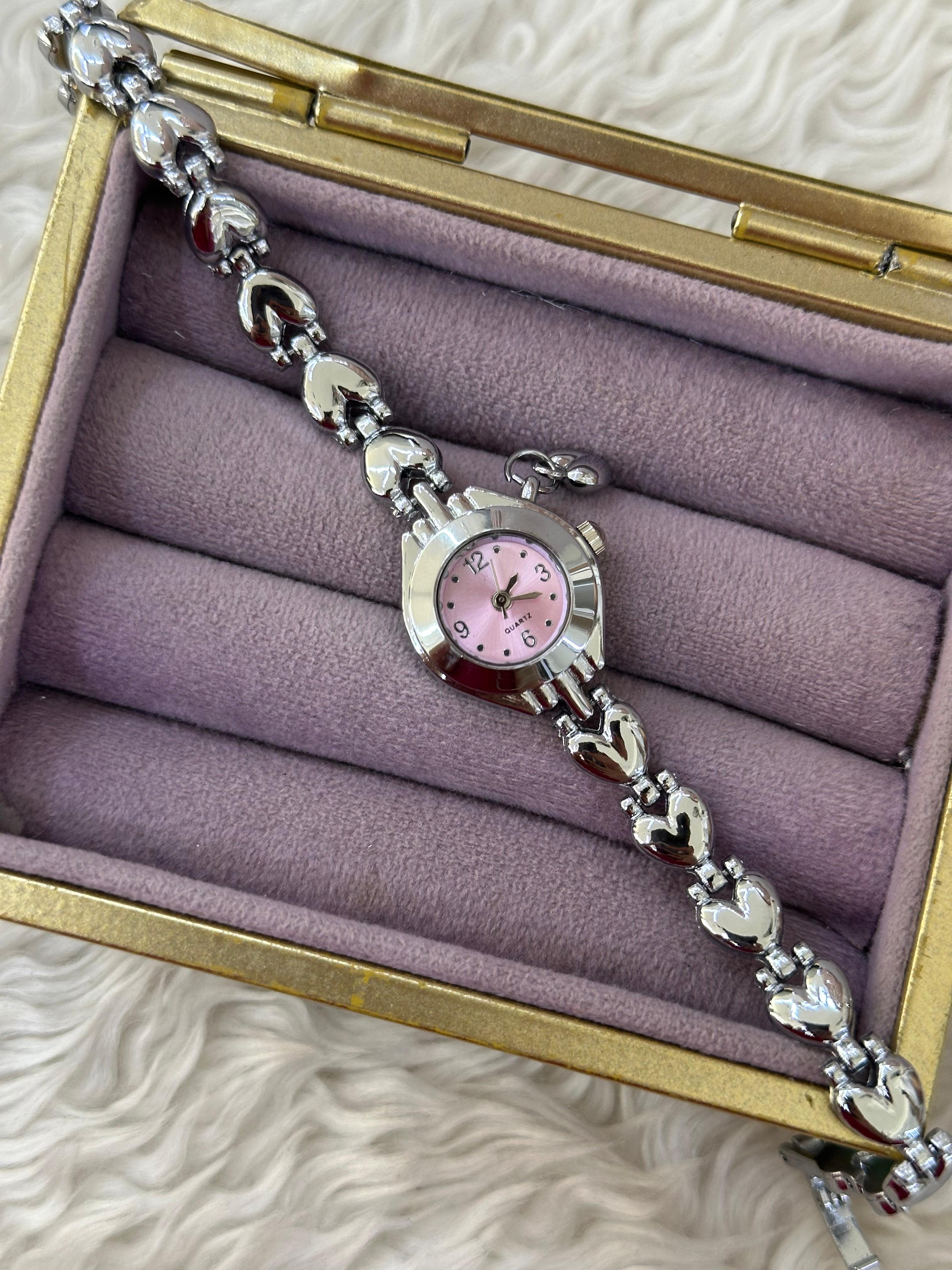 💘 Silver Yuvarlak Saat: Kalp Kordonlu Pembe Aşk Detayı 🎀