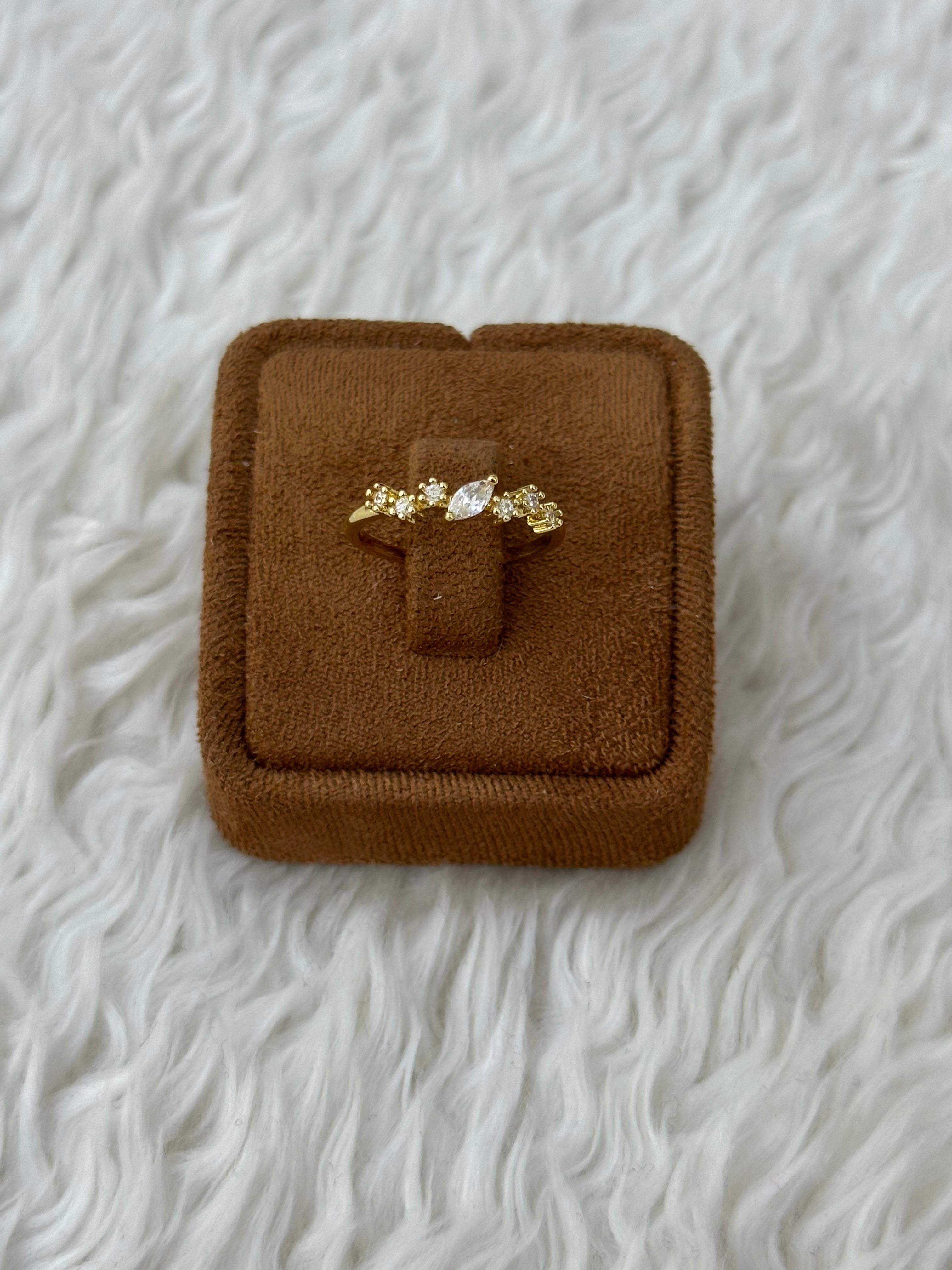 🌟 Markiz ve Yuvarlak Taşlı Asimetrik Işıltılı Yüzük