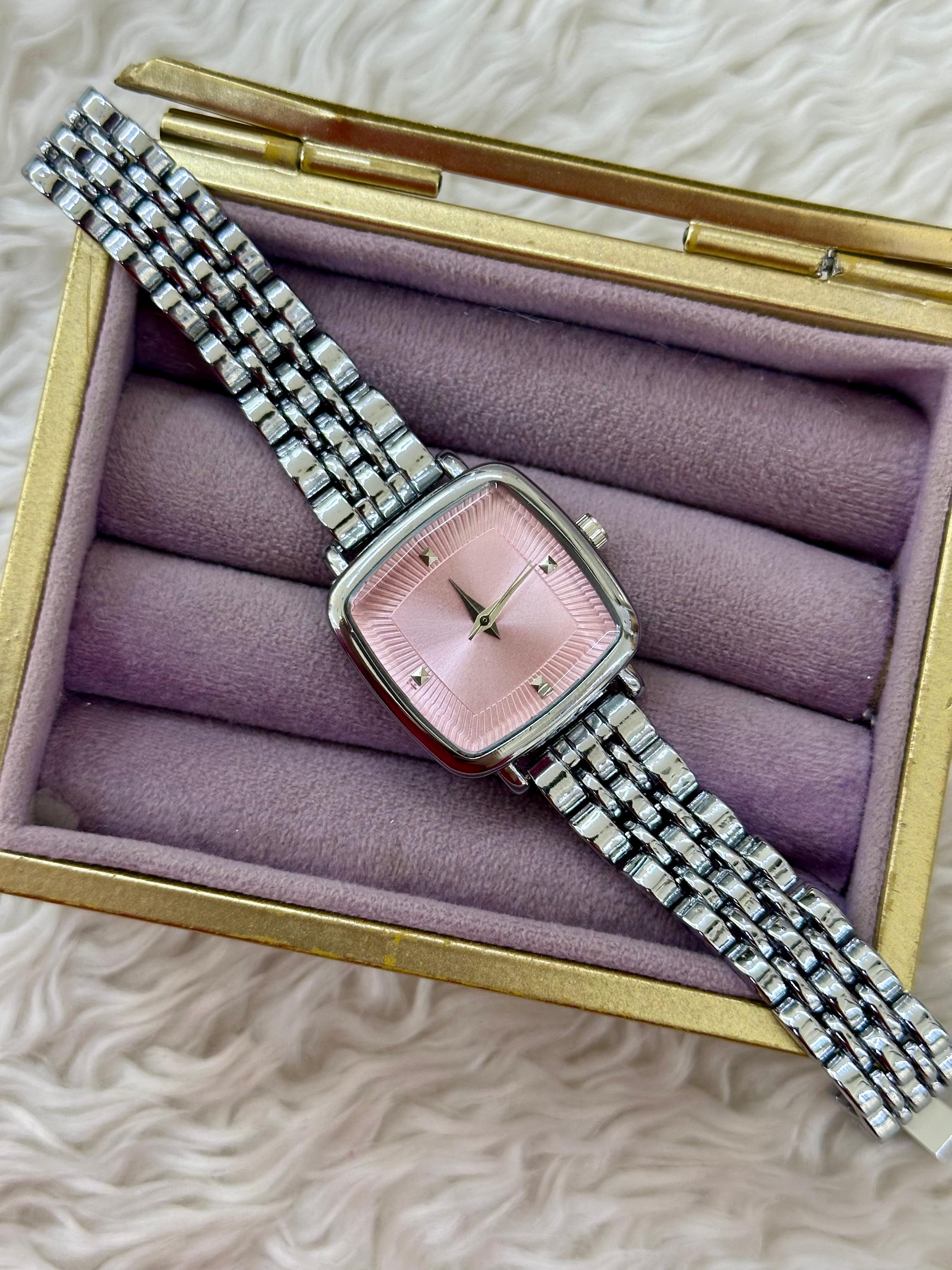 🎀 Geniş Kordonlu Silver Saat: Büyük Pembe Kadranın Çekiciliği 🌟