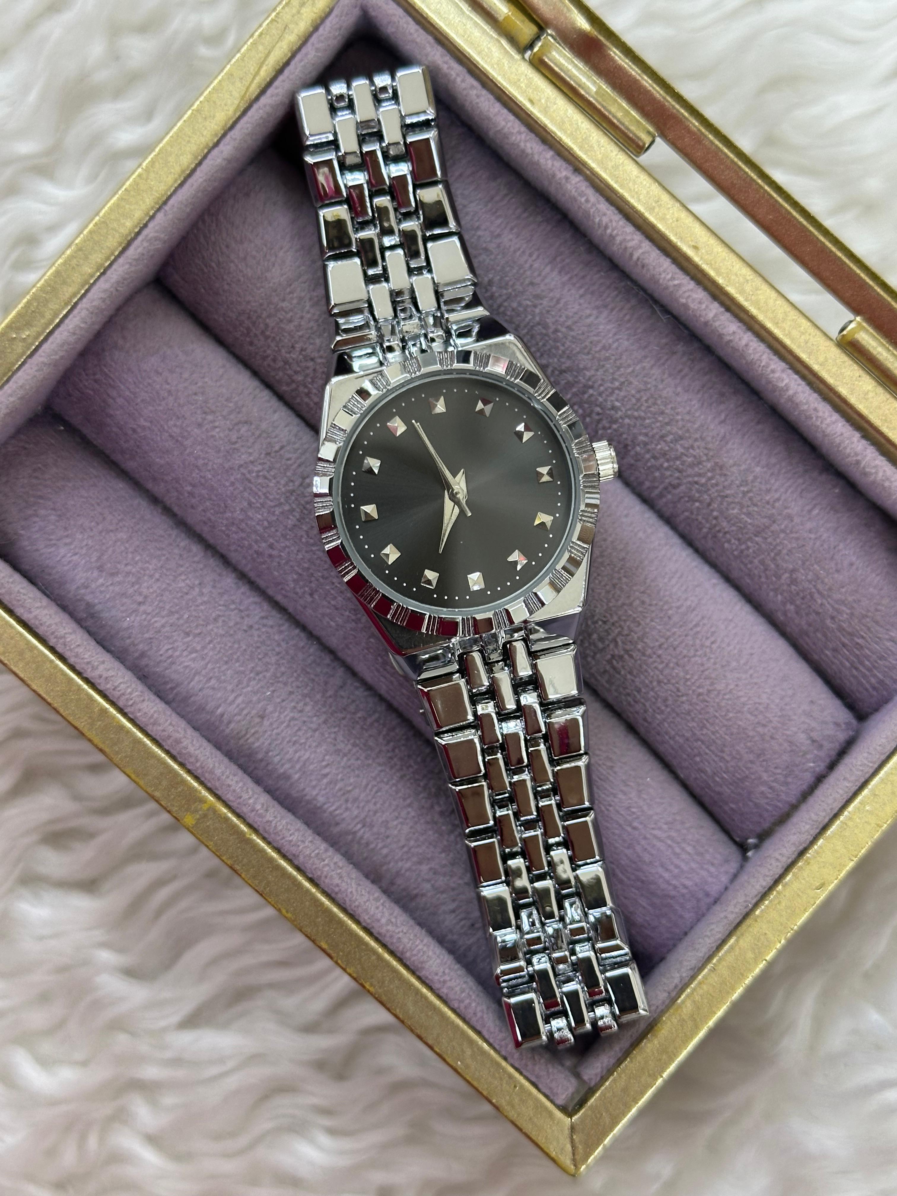 🖤 Kare Kasa Silver Saat: Siyahın Asil Gölgesi 🌙