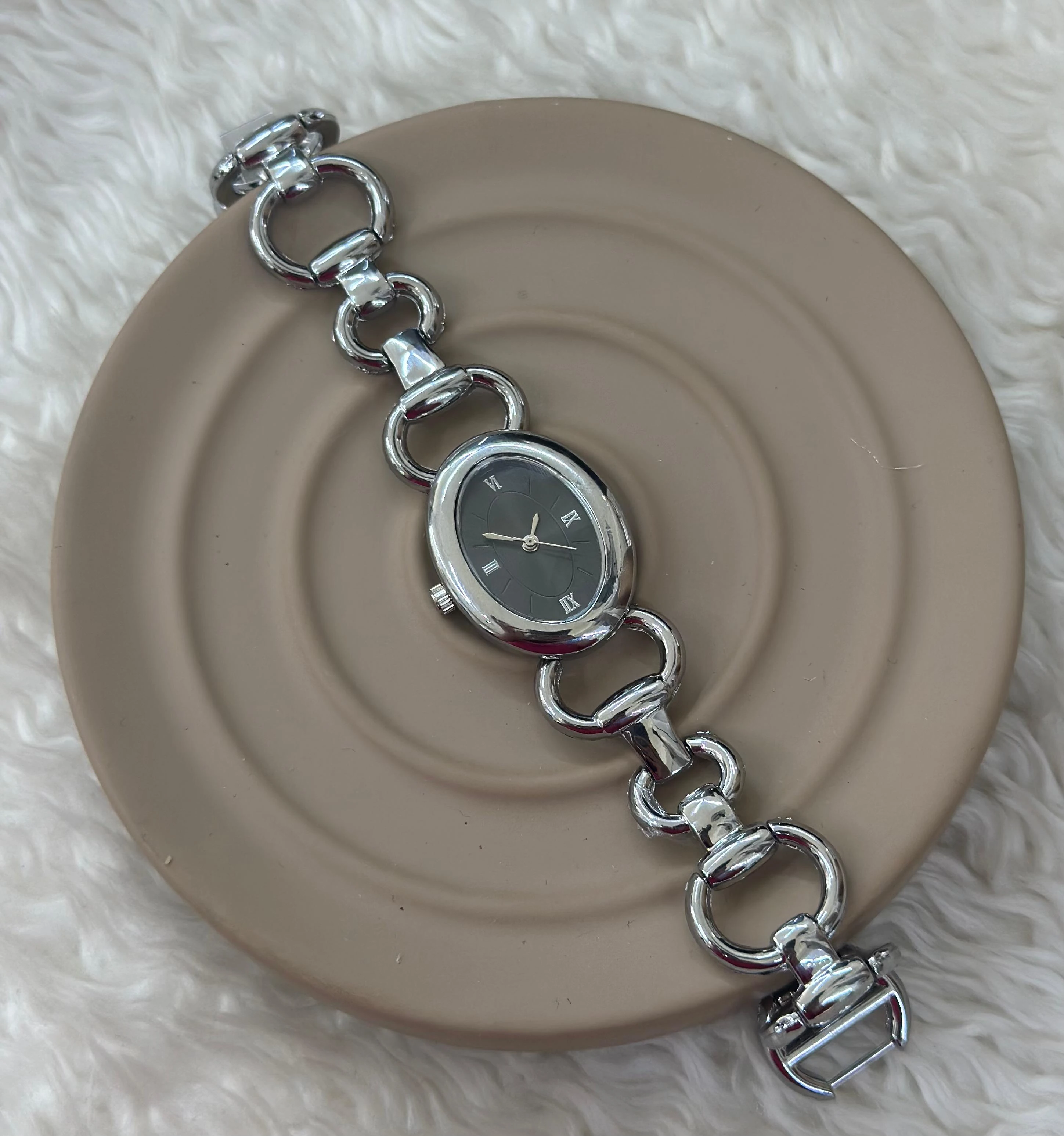 💣 İddialı Şıklık: Kalın Zincir Bileklik Saat ⛓️