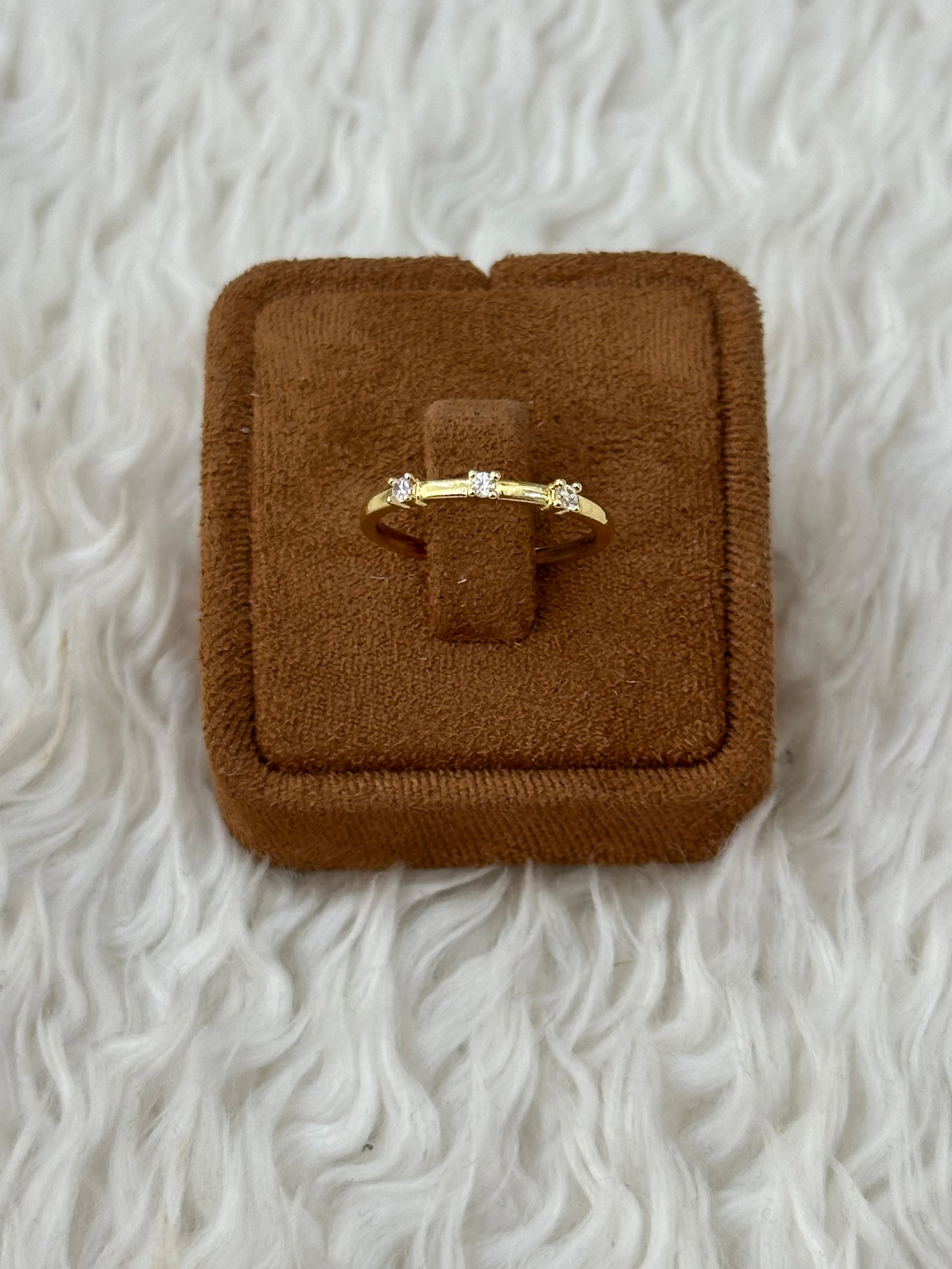 🌟 Sade Işıltı Üç Nokta Taşlı Yüzük