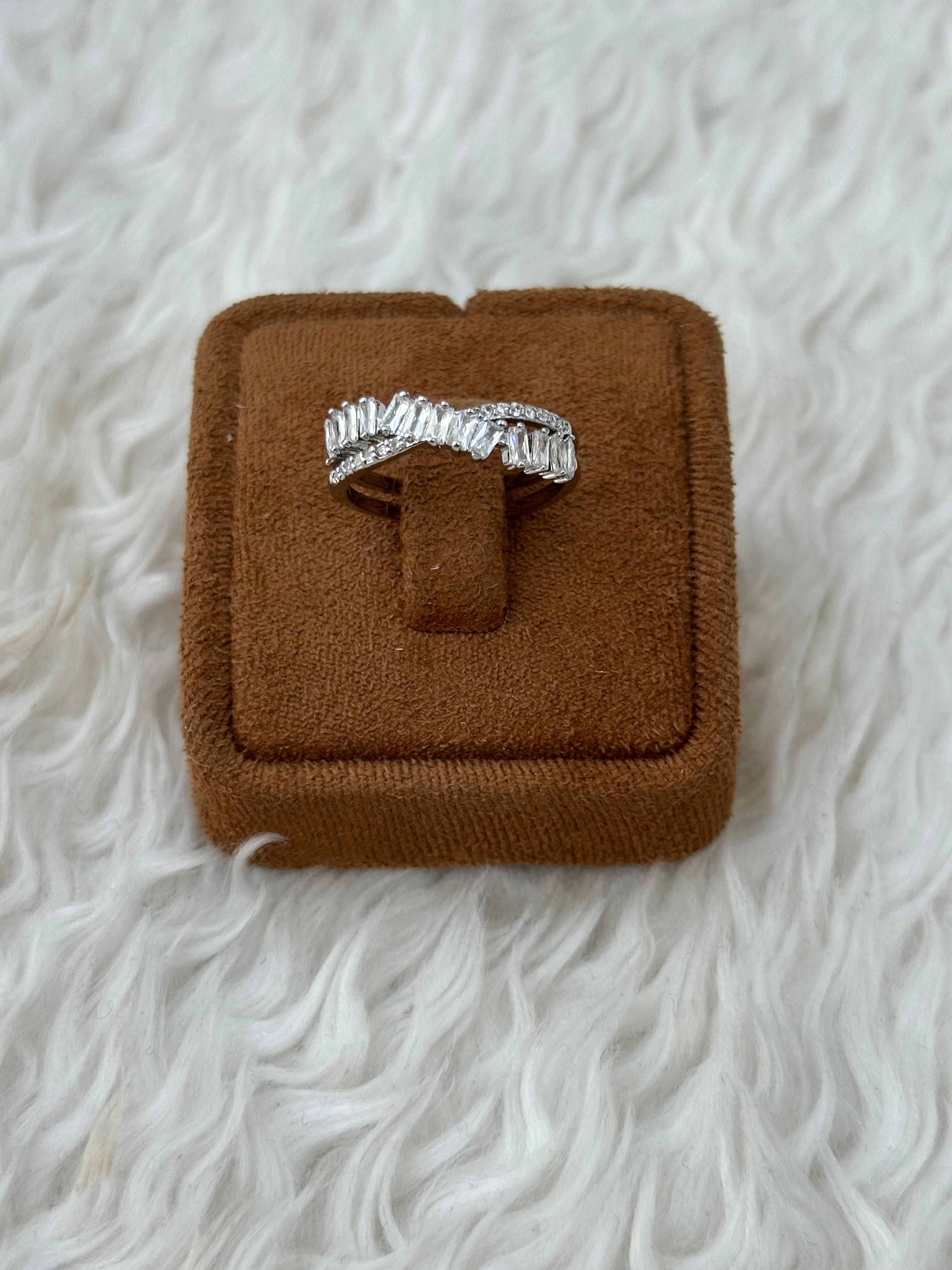 ✨ Modern Işıltılı Asimetrik Baget Yüzük