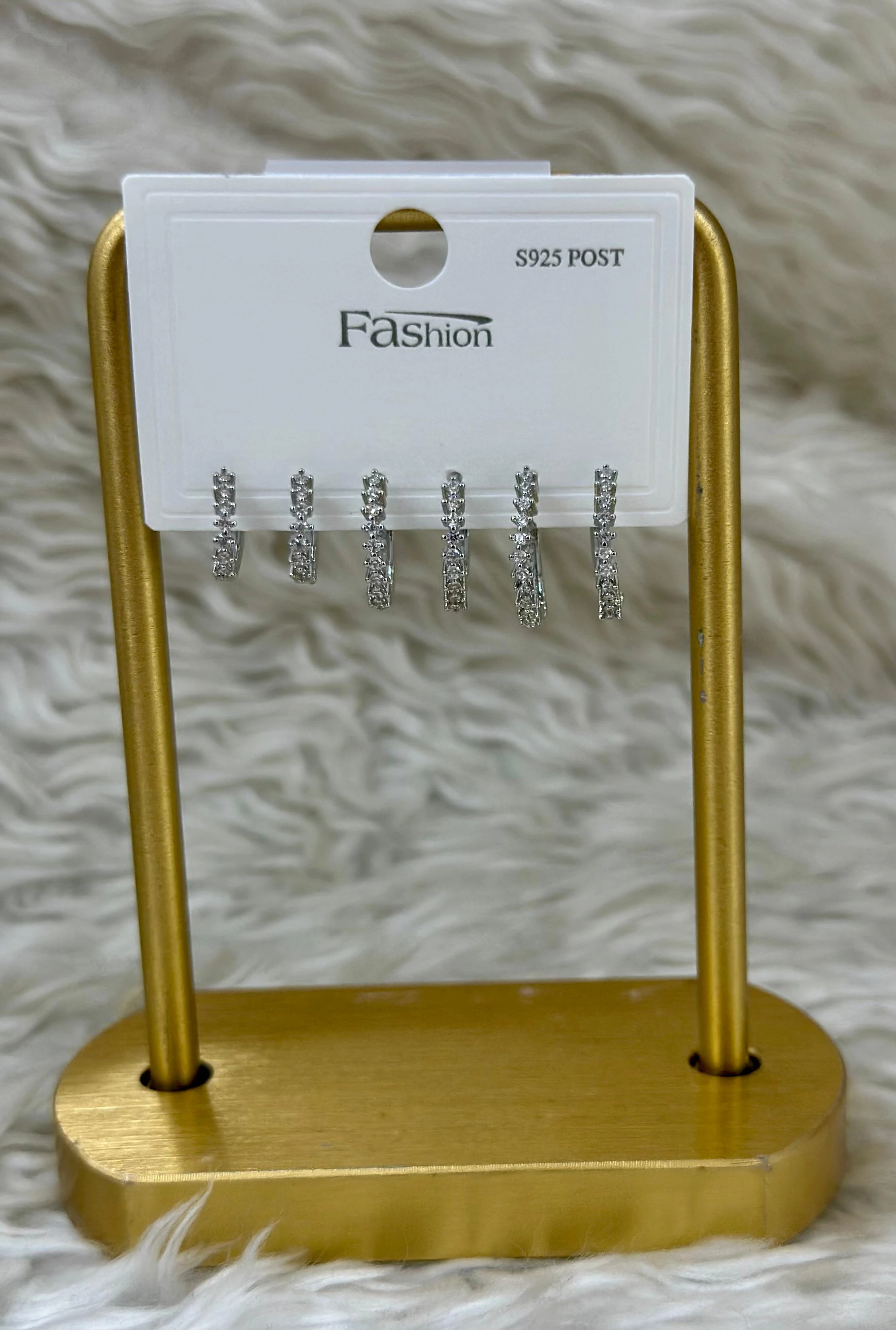 ❄️ Elmas Etkisi: 6'lı Gümüş Taşlı Küpe Seti! 💎