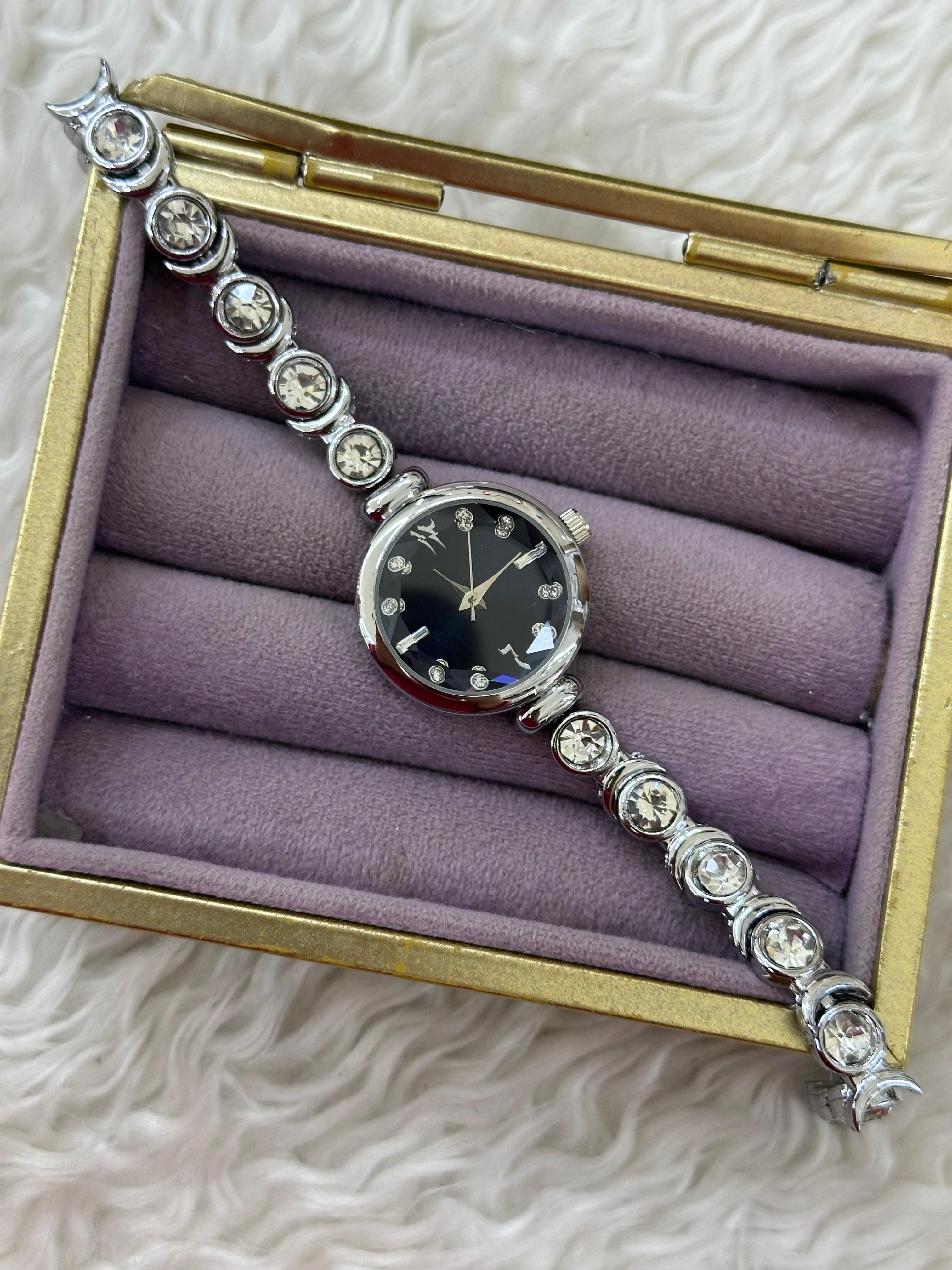 🌌 Silver Yuvarlak Kadın Saati: Lacivert Gece, Taşların Işıltısı 💎