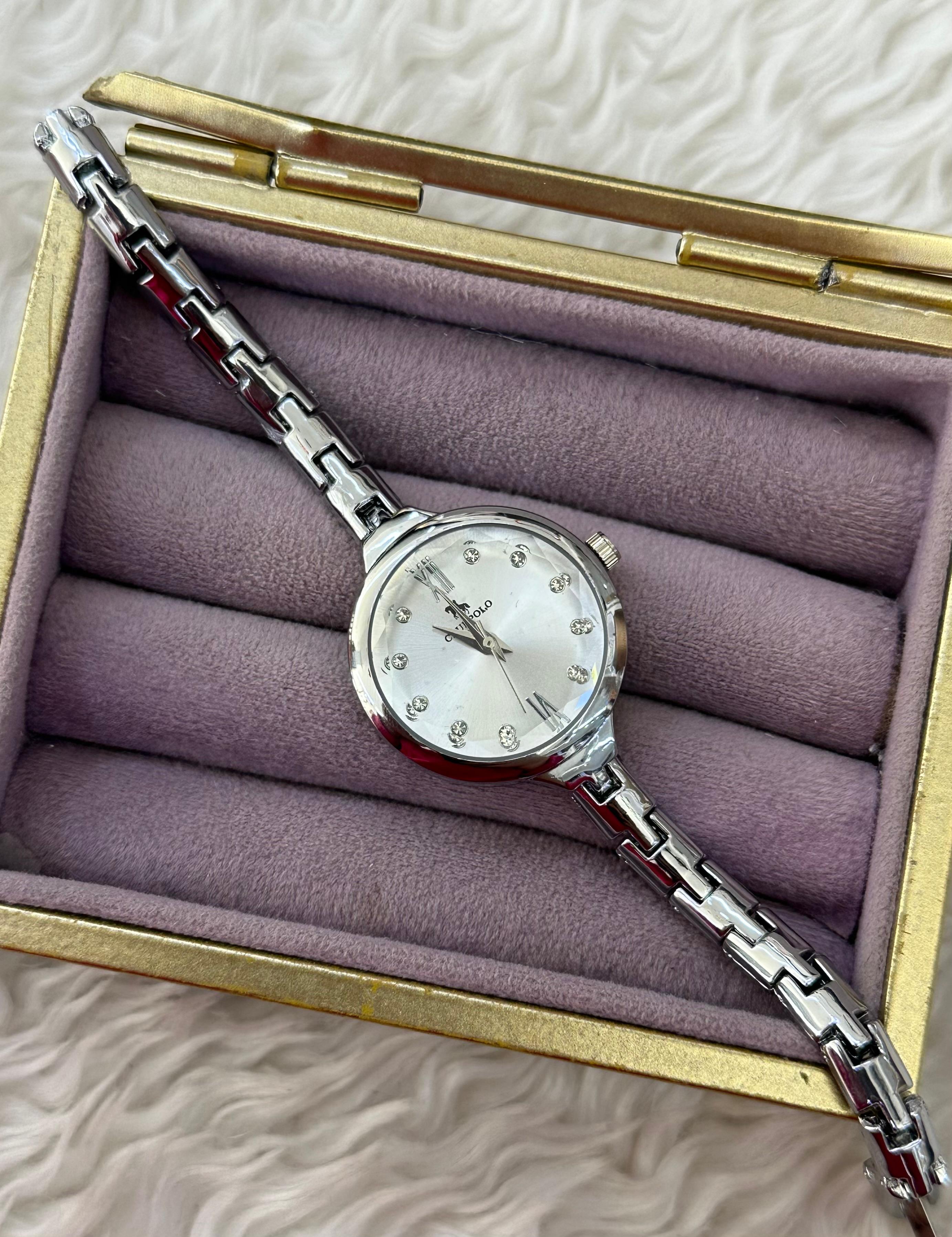 🤍 Silver Detaylı Yuvarlak Saat: Beyaz Kadranın Zamansız Asaleti ✨