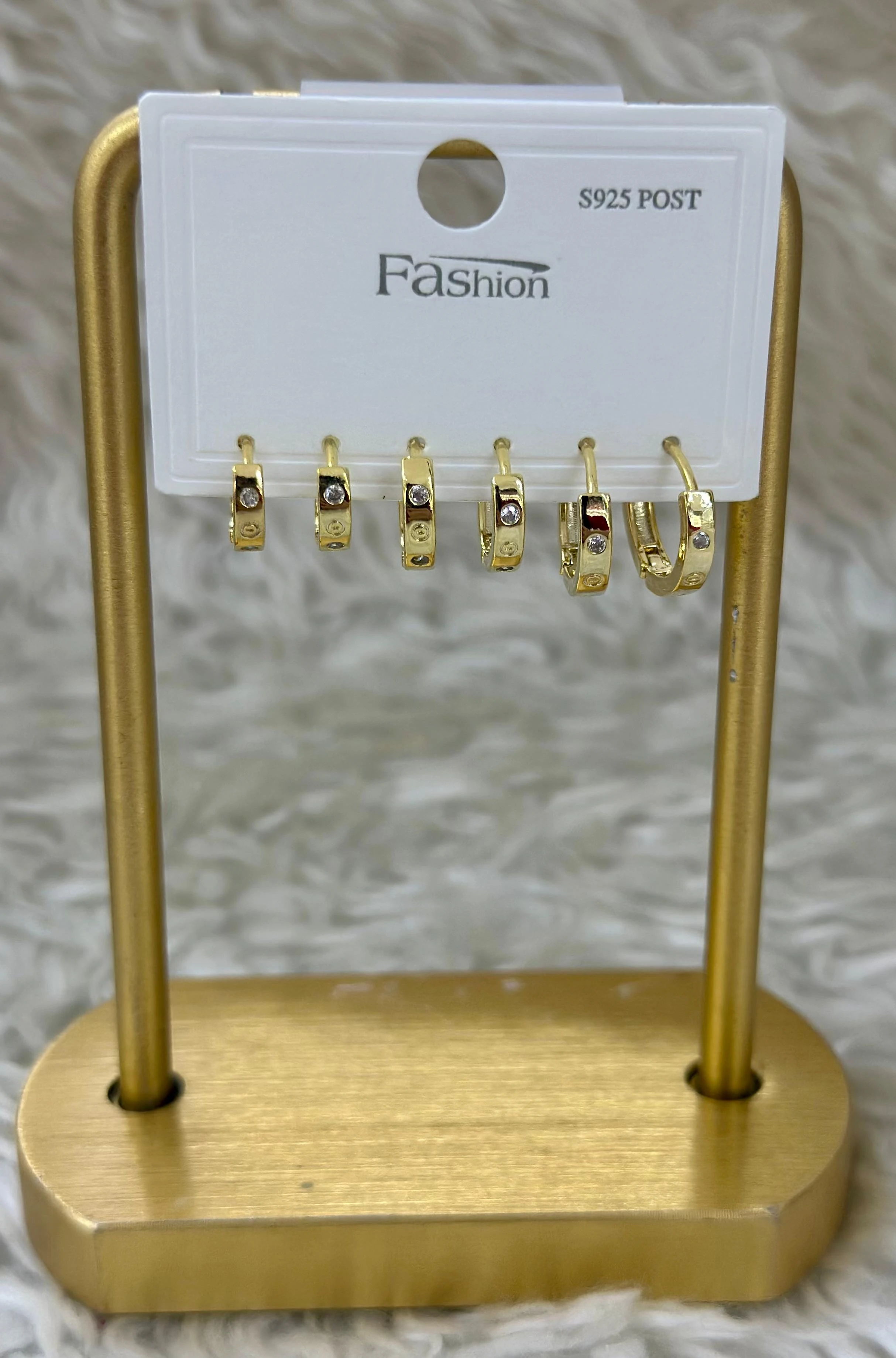 💍 Üç Boyutlu Şıklık: Taşlı Halka Küpe Seti! ✨