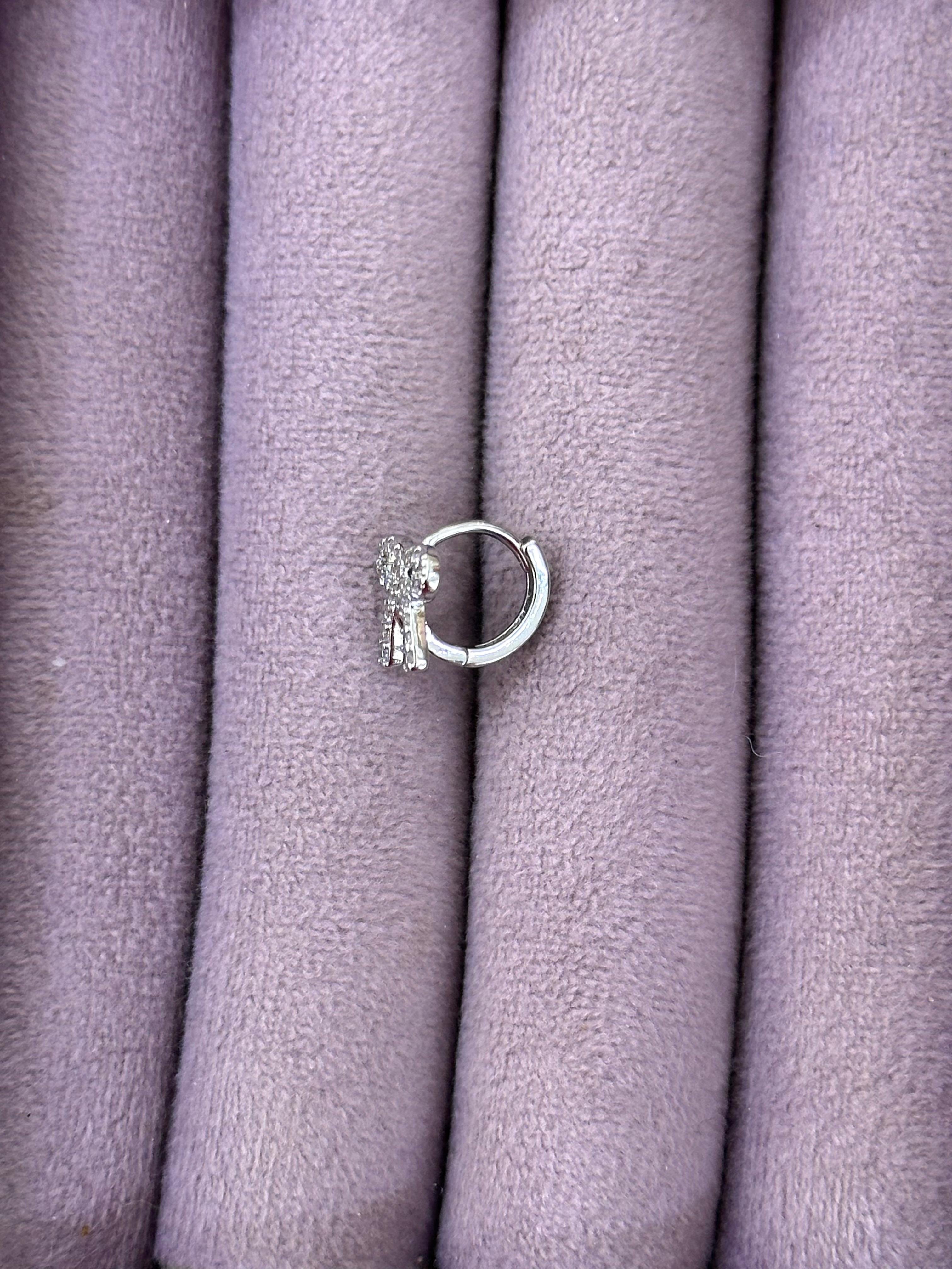 🎀 Fiyonk Parıltı – Pembe Dokunuşlu Çelik Zirkon Piercing