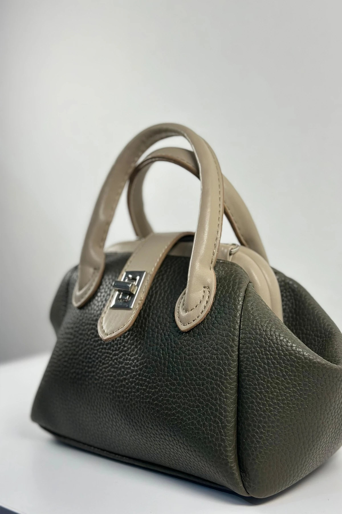 Venezia Amoura Haki Kilit Detaylı Tokalı Suni Deri El Kol ve Omuz Çantası