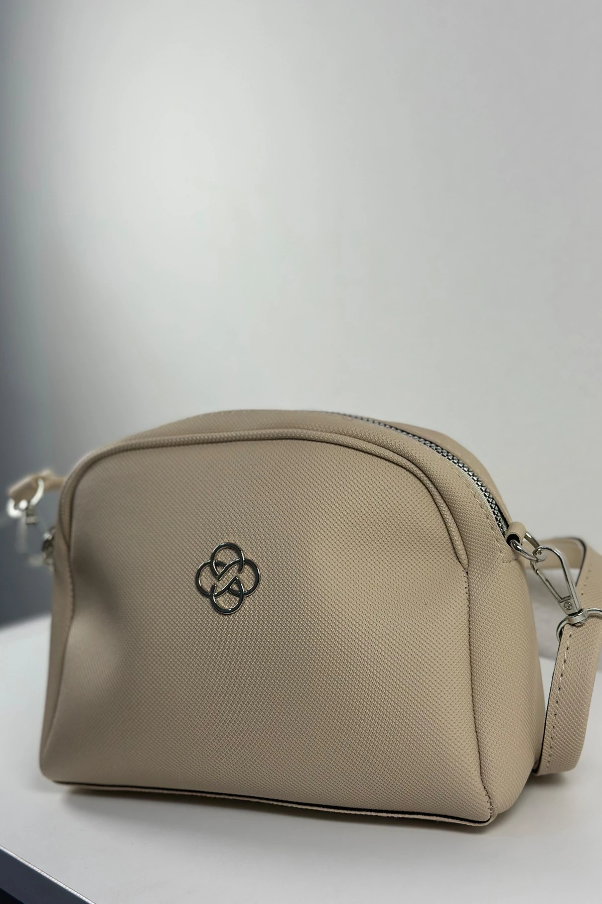 Loria Dinia Krem Fermuarlı Askılı Kadın El Kol ve Omuz Çantası