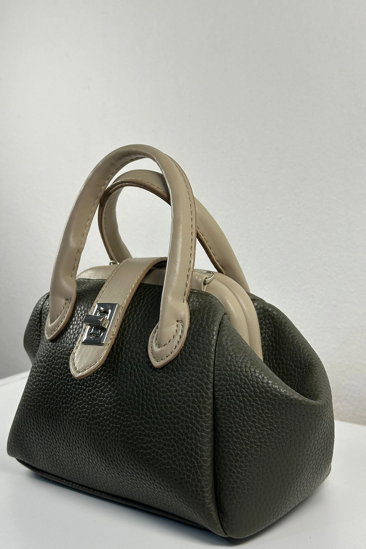 Venezia Amoura Haki Kilit Detaylı Tokalı Suni Deri El Kol ve Omuz Çantası