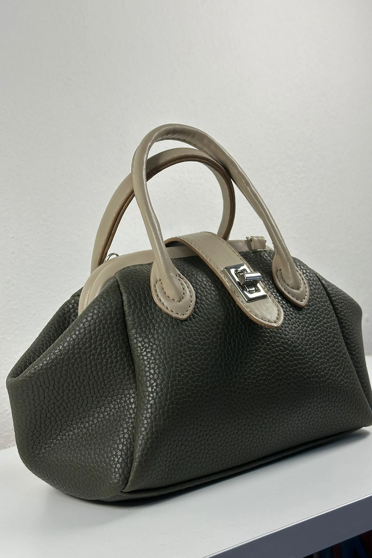 Venezia Amoura Haki Kilit Detaylı Tokalı Suni Deri El Kol ve Omuz Çantası