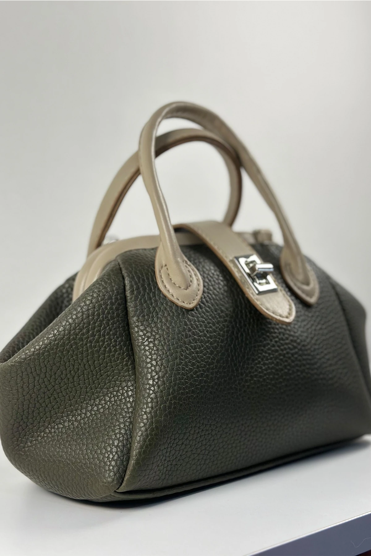 Venezia Amoura Haki Kilit Detaylı Tokalı Suni Deri El Kol ve Omuz Çantası