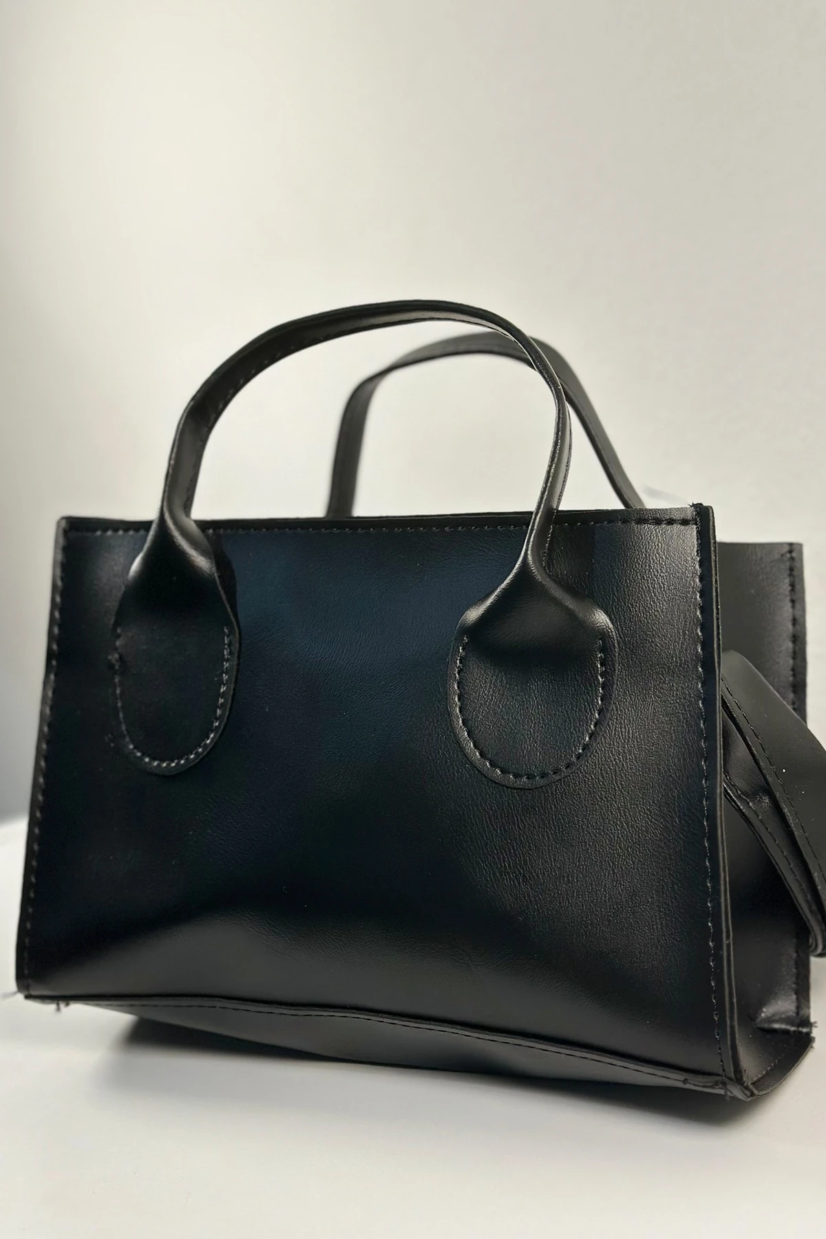 Alvara Belle Siyah Fermuarlı Tek Bölmeli Askılı Kadın El Kol ve Omuz Çantası