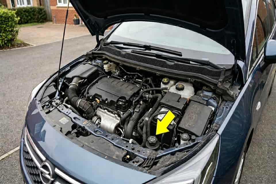 Opel Astra Direksiyon Yağı Kutusu Nerede?