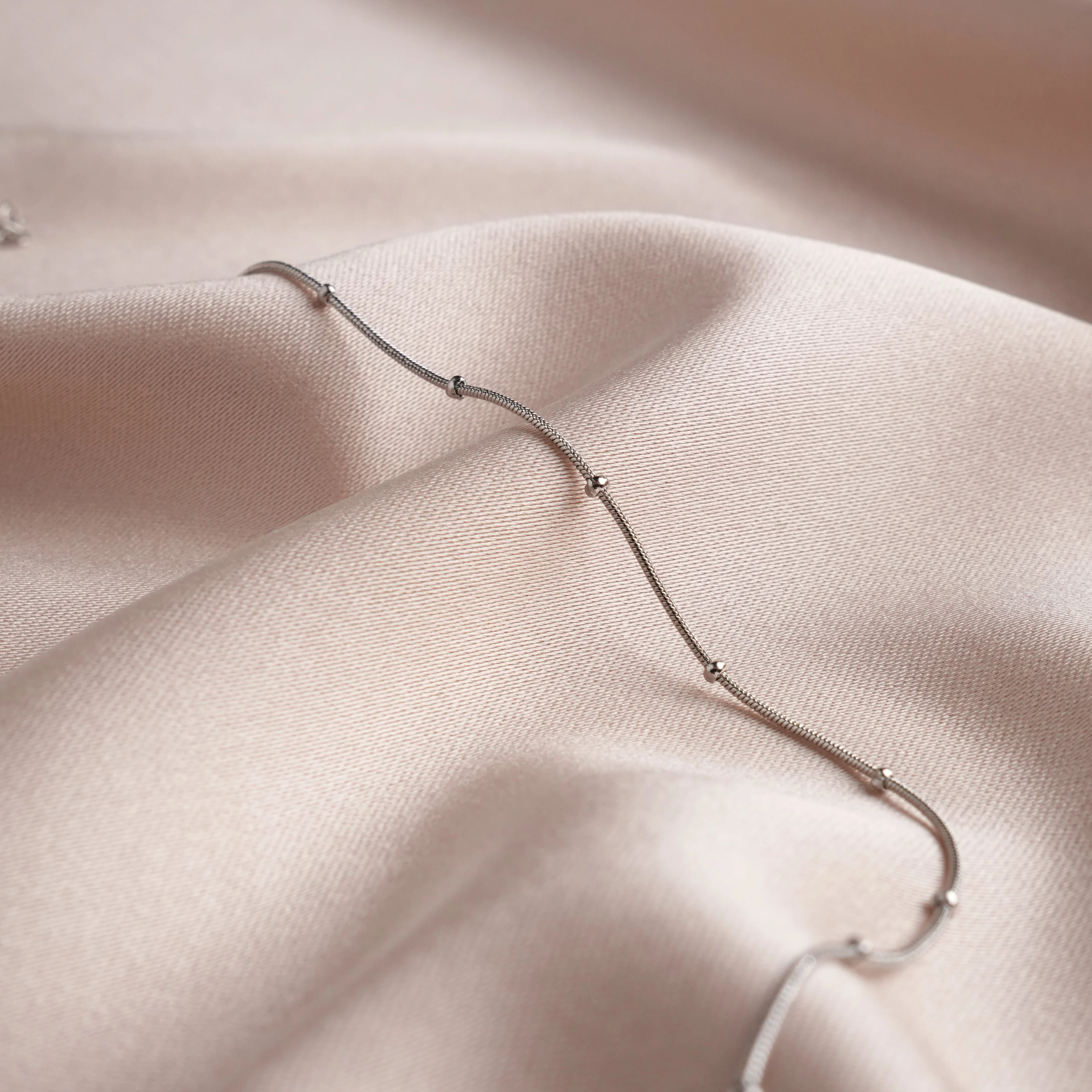 ALTIN KALP DETAYLI DİKDÖRTGEN TAŞLI KOLYE