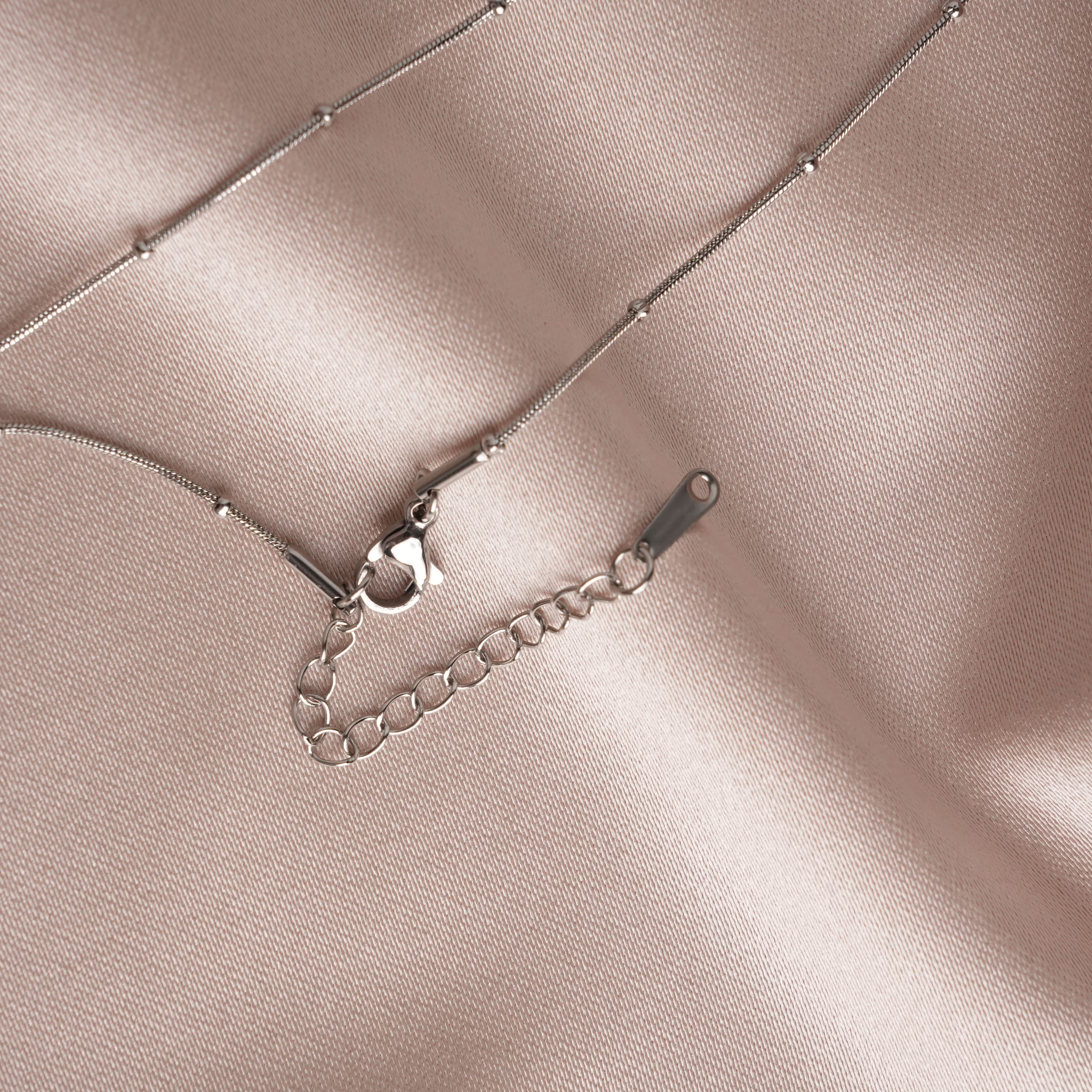 ALTIN KALP DETAYLI DİKDÖRTGEN TAŞLI KOLYE