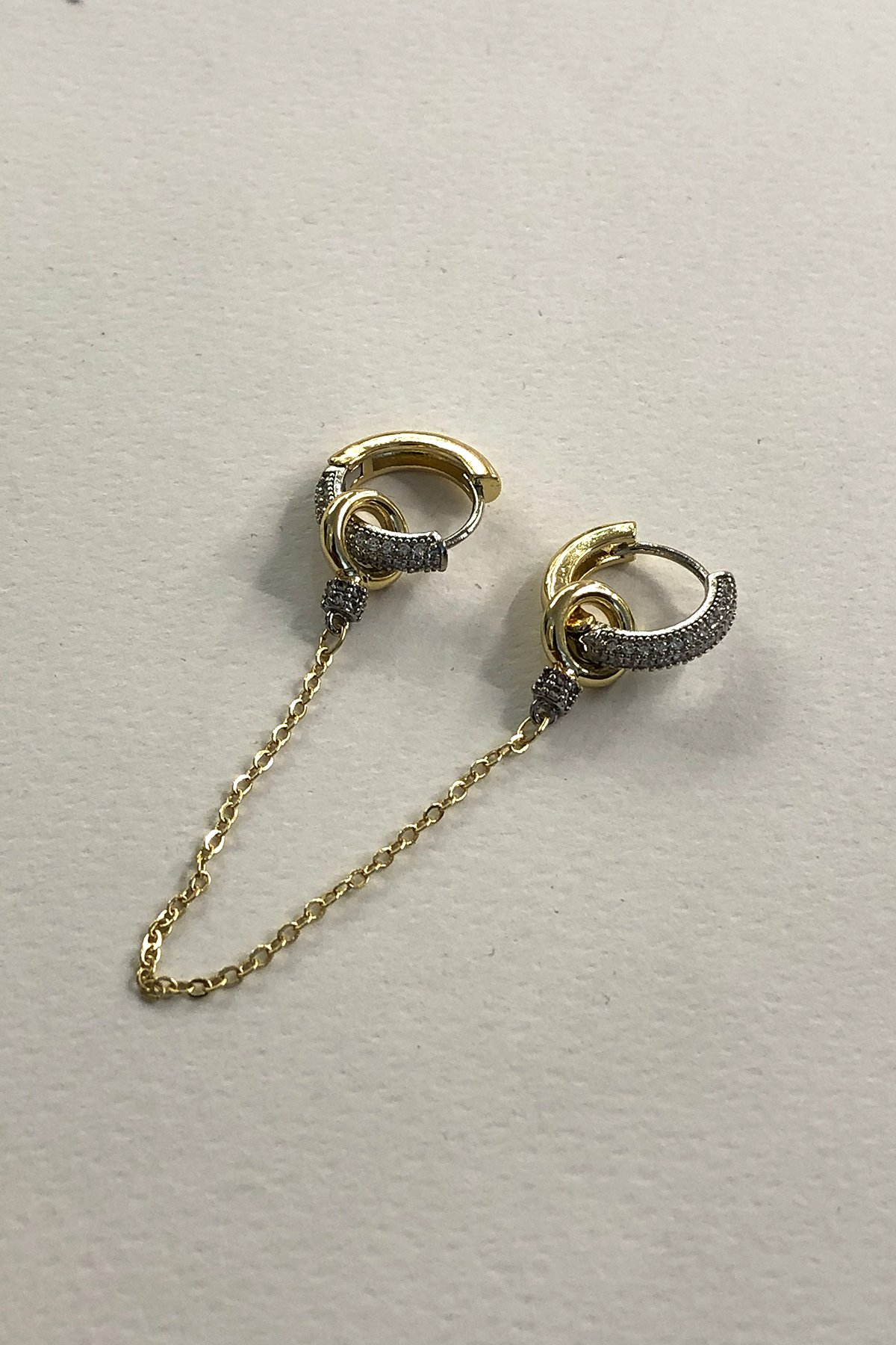 Halka Taşlı Model Zincir Detaylı Gold Küpe