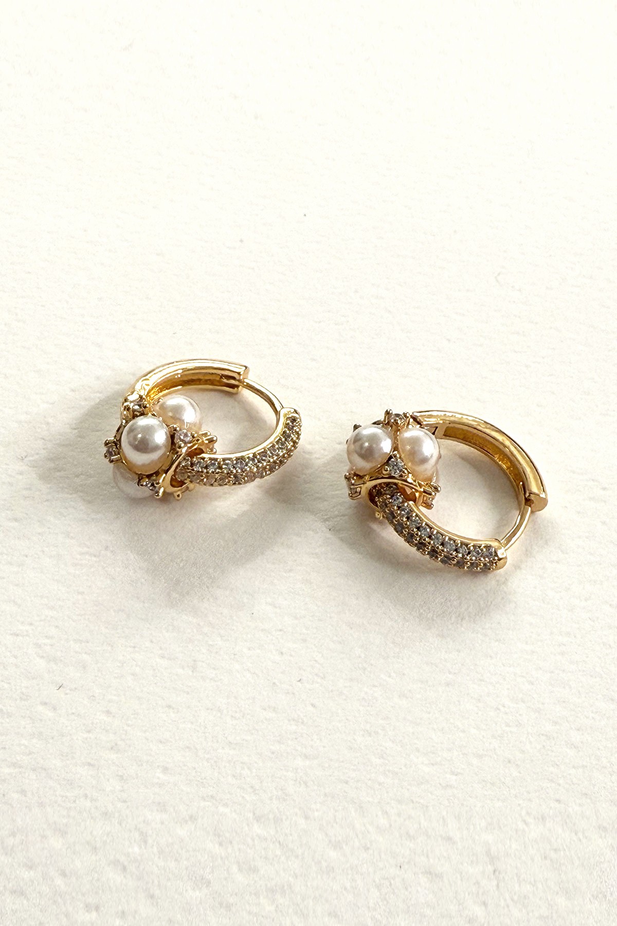 Halka İncili Model Gold Detaylı Zirkon Taş Küpe