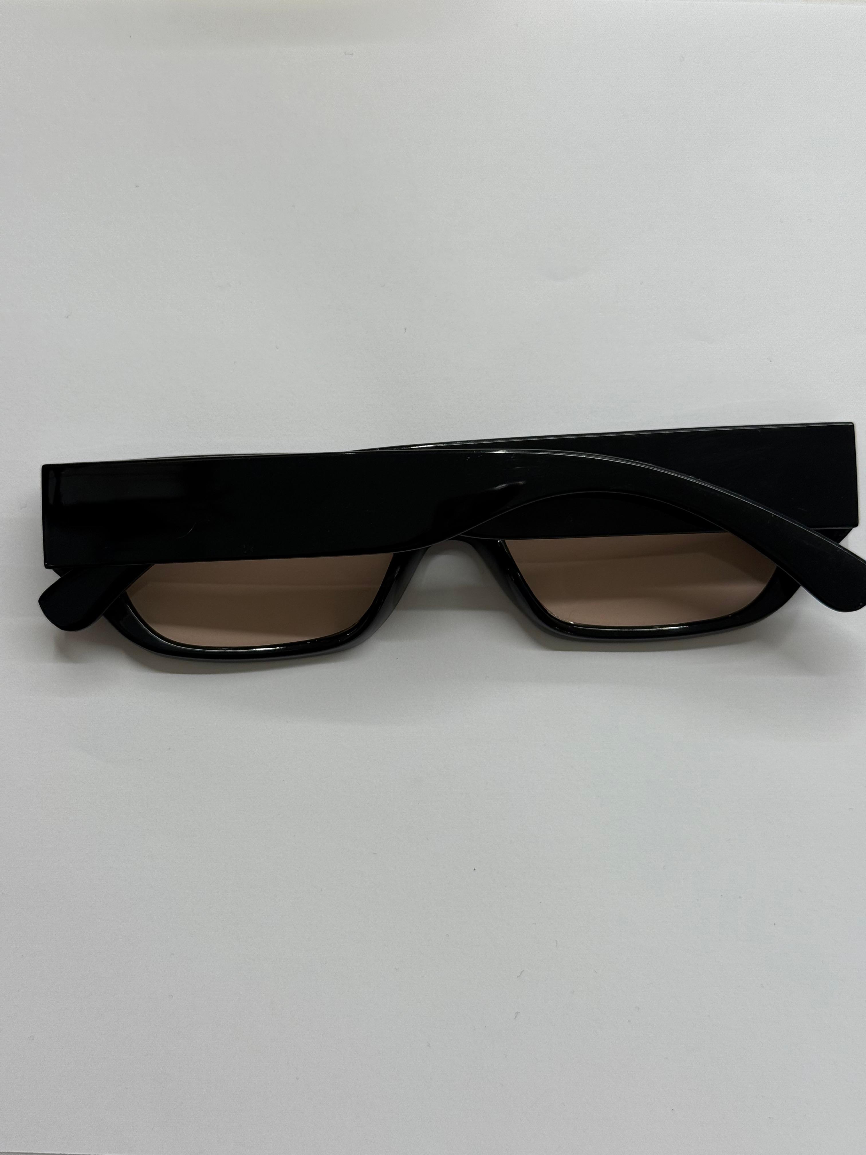 Şeffaf Camlı Siyah Çerçeveli Gözlük