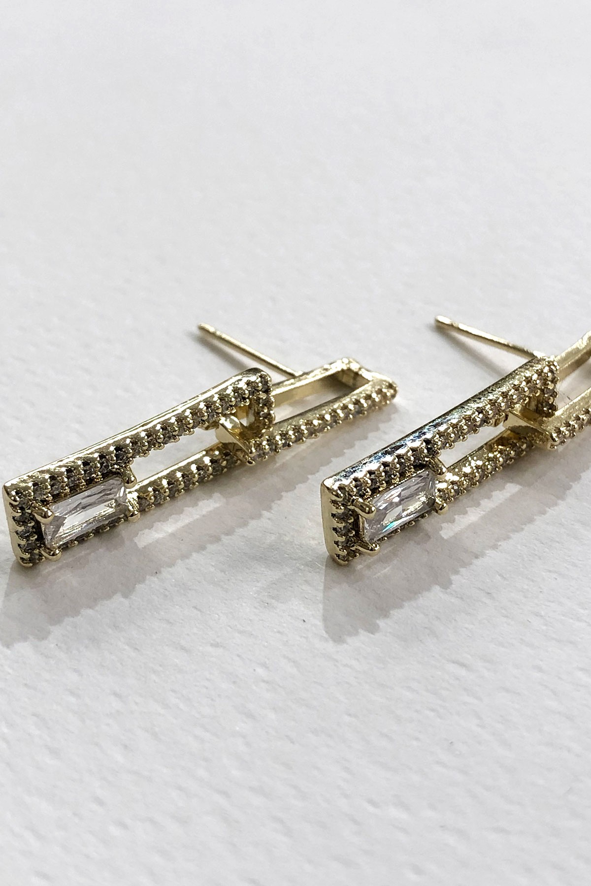 Dikdörtgen Model Minimal Zirkon Taşlı Küpe