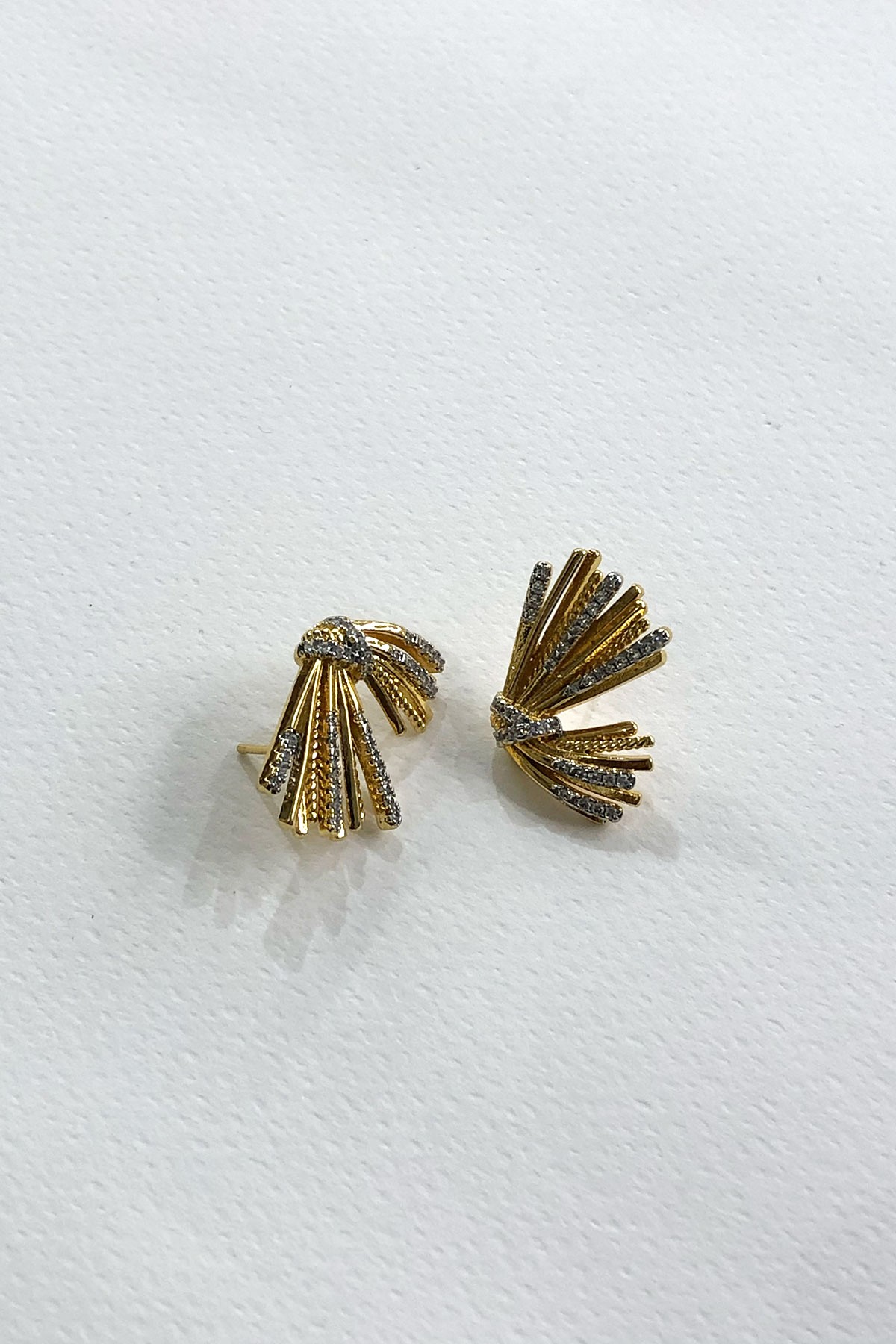 Beyaz Taşlı Gold Küpe