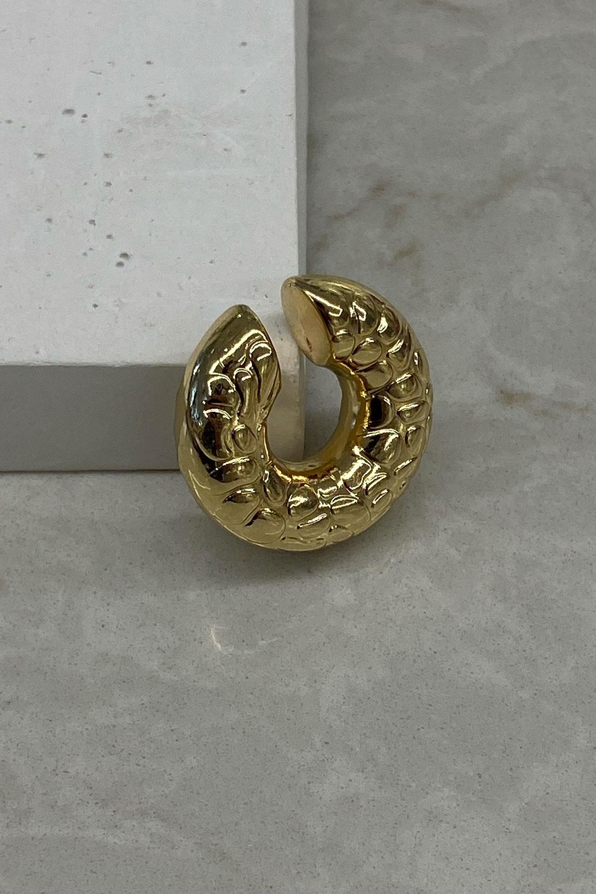 Desenli Kalın Model Gold Detaylı Kıkırdak Küpe
