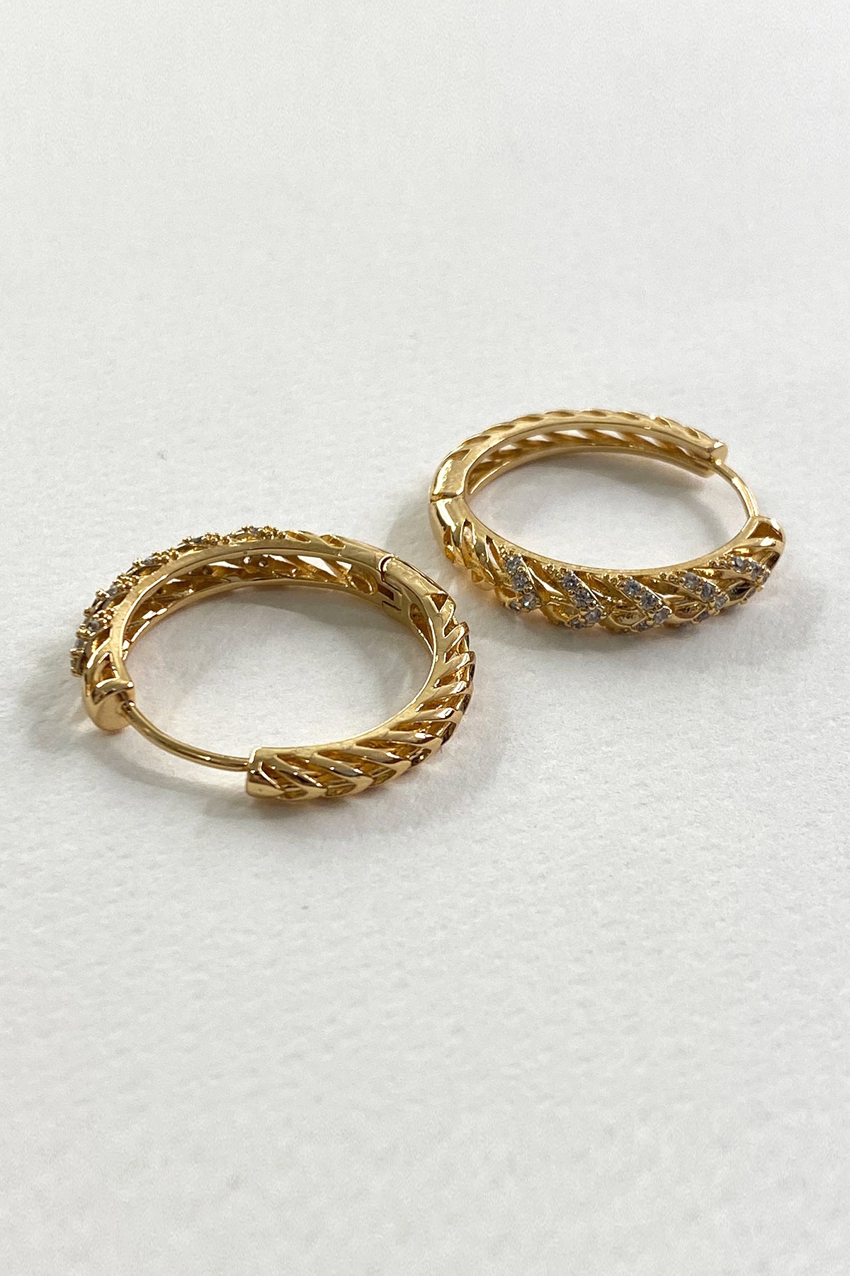 Burgu Taş Gold Detaylı Küpe