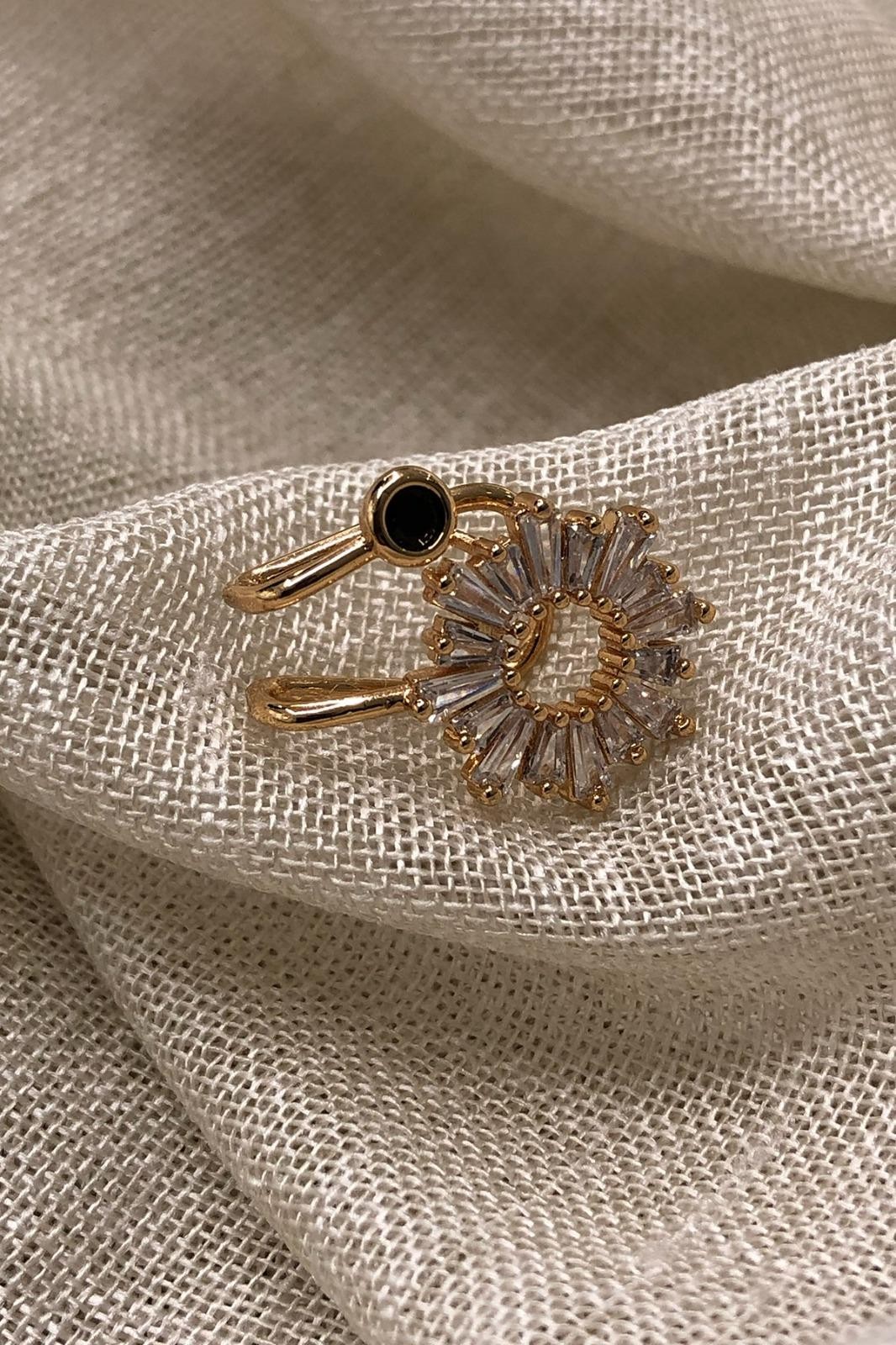 Çiçek Model Gold Kıkırdak Küpe
