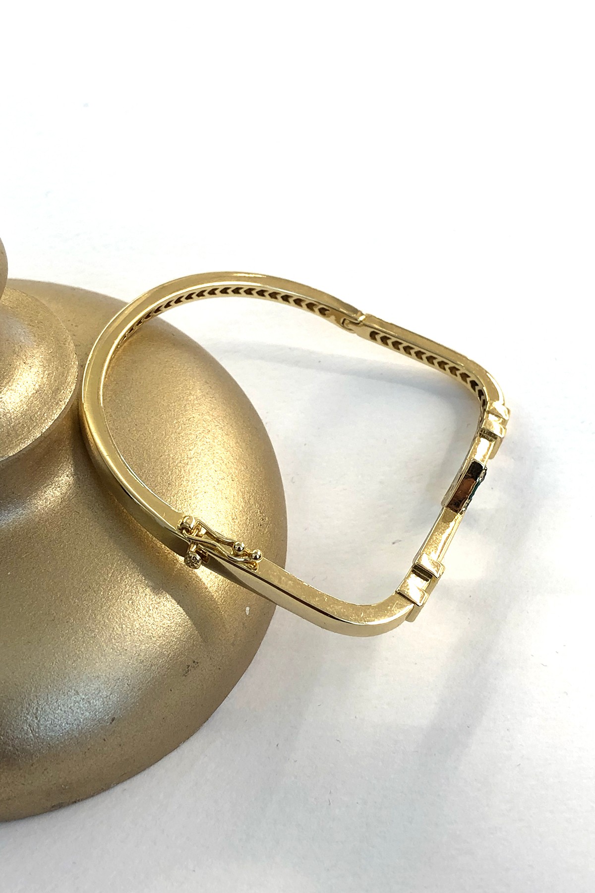 Taşlı Yeşil Üçgen Model Gold Detaylı Xp Kaplama Kelepçe Bileklik