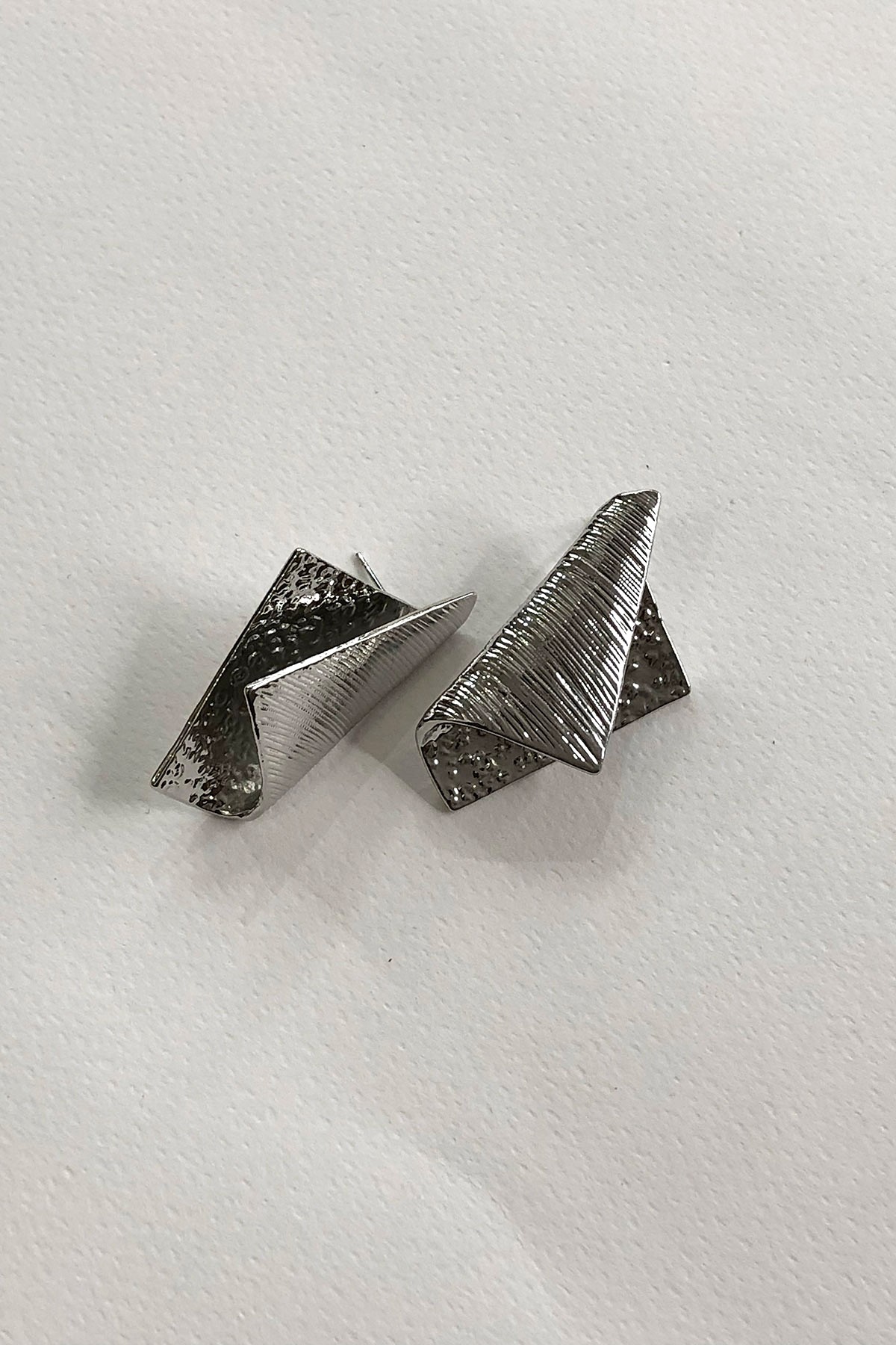 Katlamalı Model Silver Detaylı Küpe