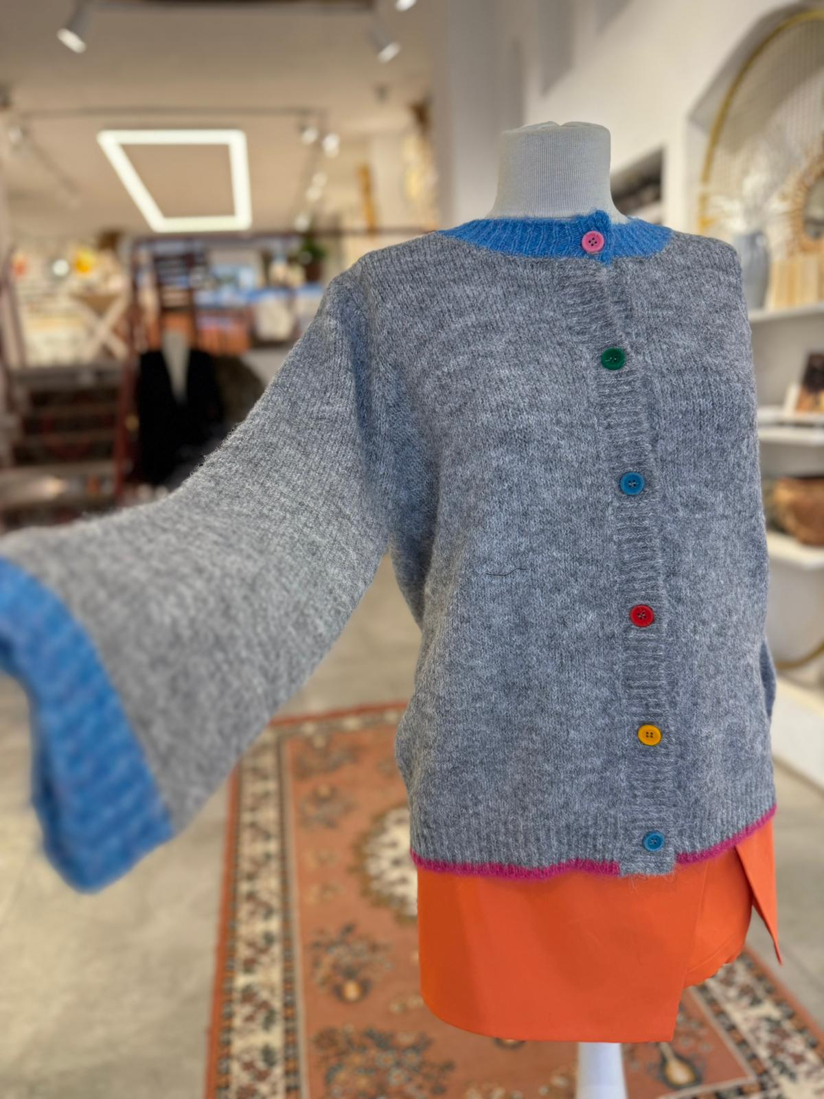 Renkli Düğmeli Gri Hırka