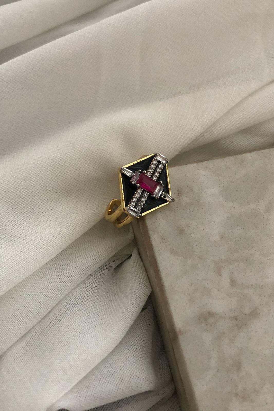 Siyah Bordo Taş Gold Detay Zirkon Taş Yüzük