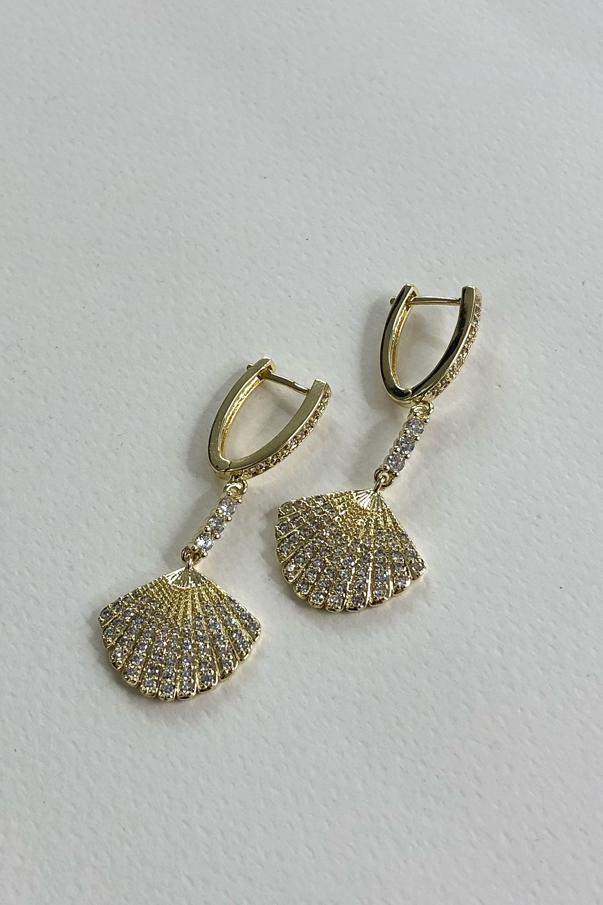 Deniz Kabuğu Model Taşlı Gold Detaylı Küpe