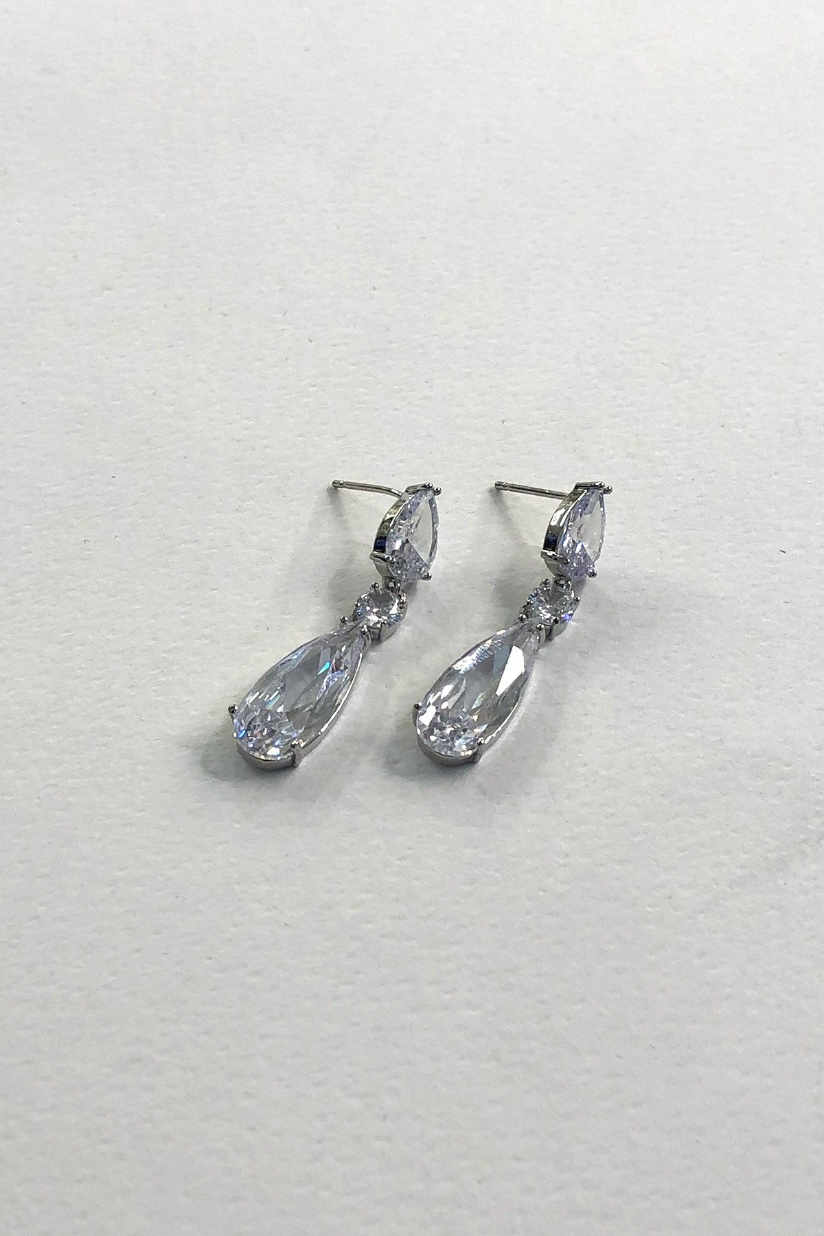 Damla Model Taşlı Silver Detaylı Küpe