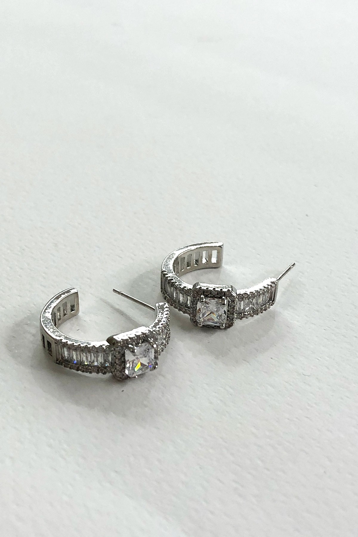Zirkon Taş Model Silver Detaylı Küpe