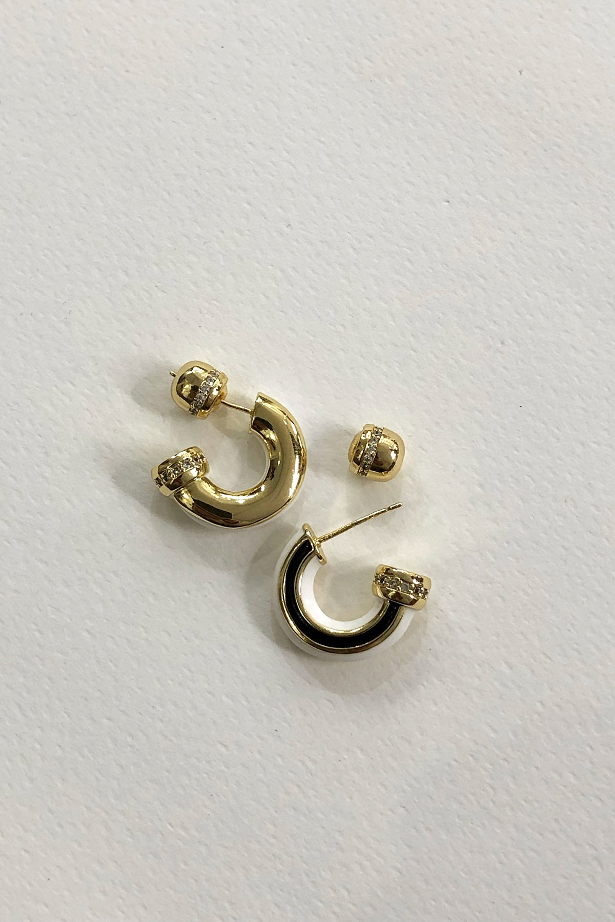 Beyaz ve Siyah Model Gold Detaylı Küpe