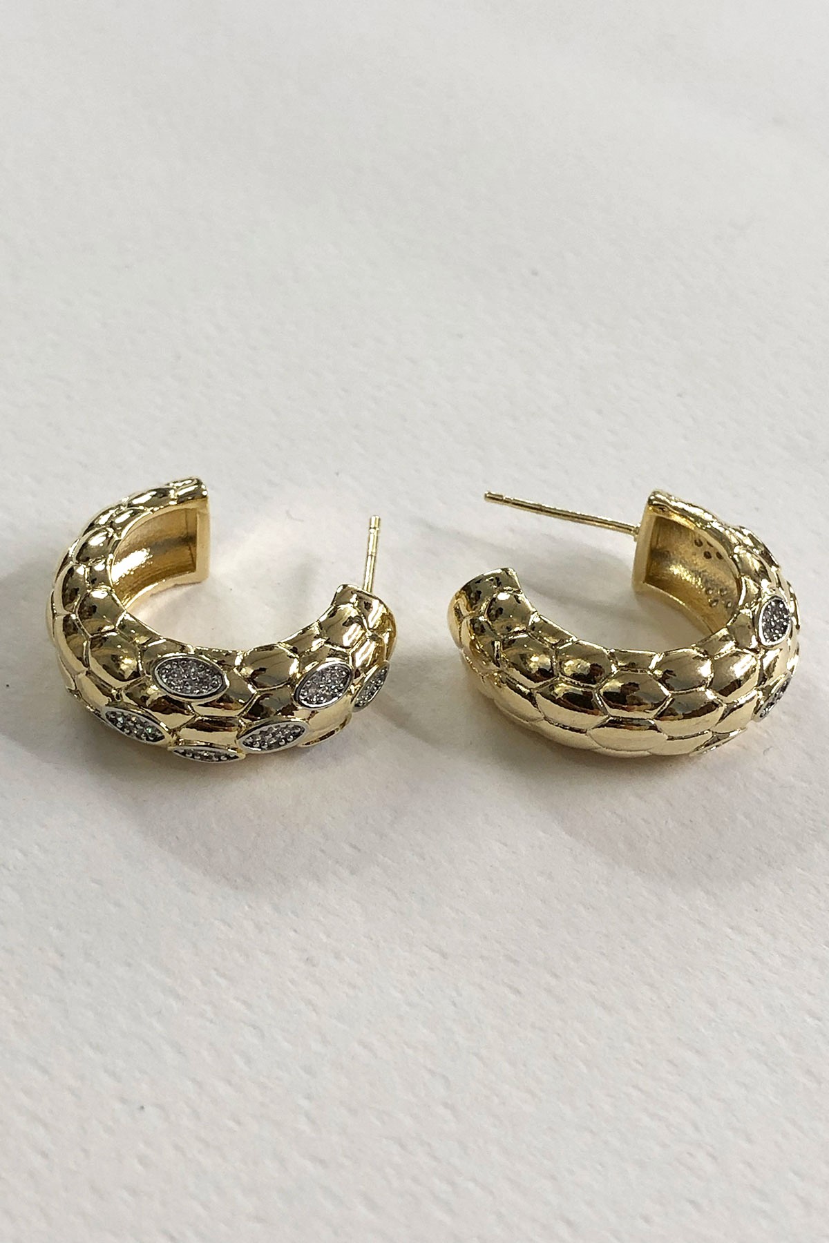 Desenli Taşlı Gold Küpe