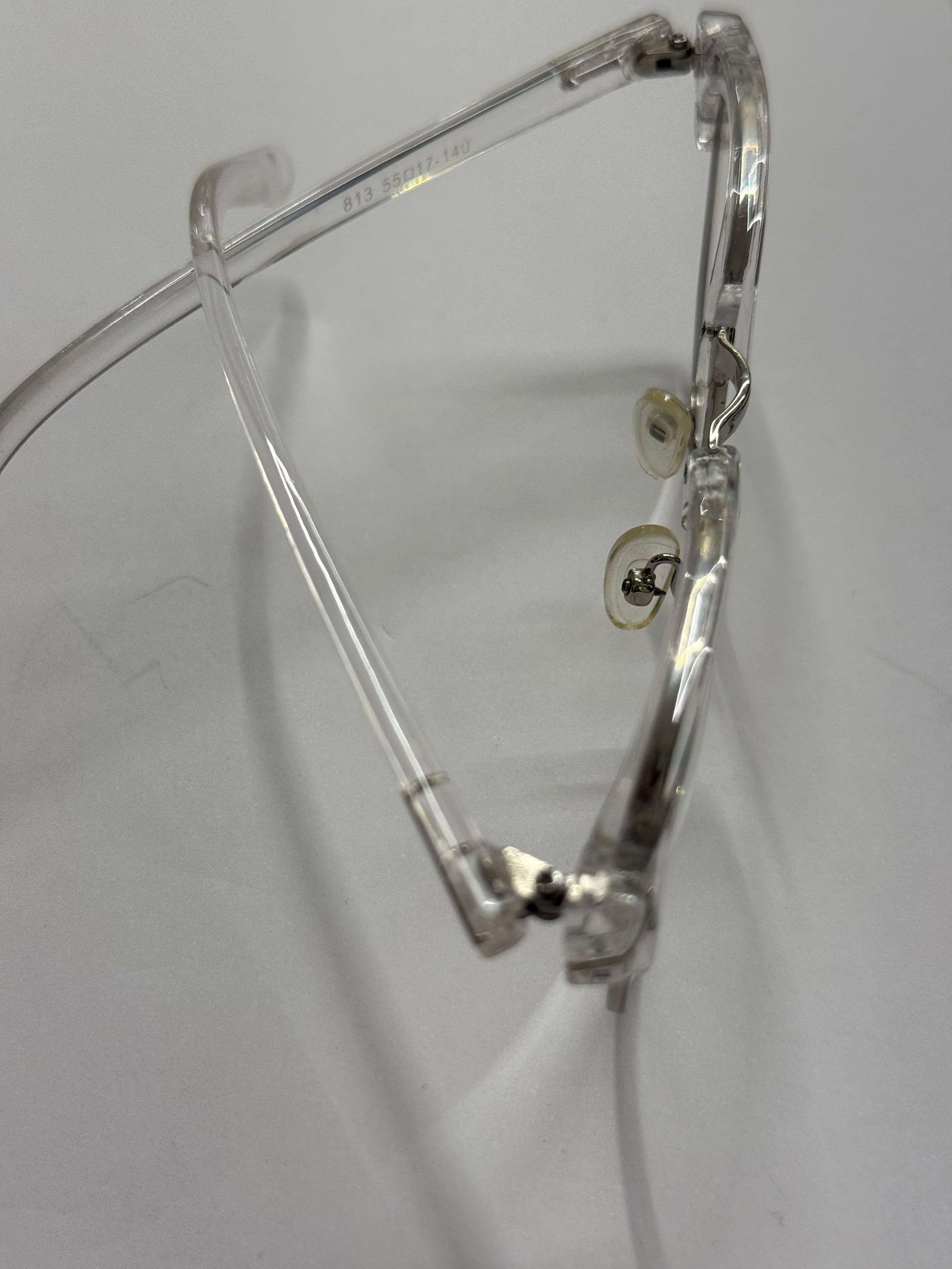 Şeffaf Cam Ve Çerçeveli Gözlük