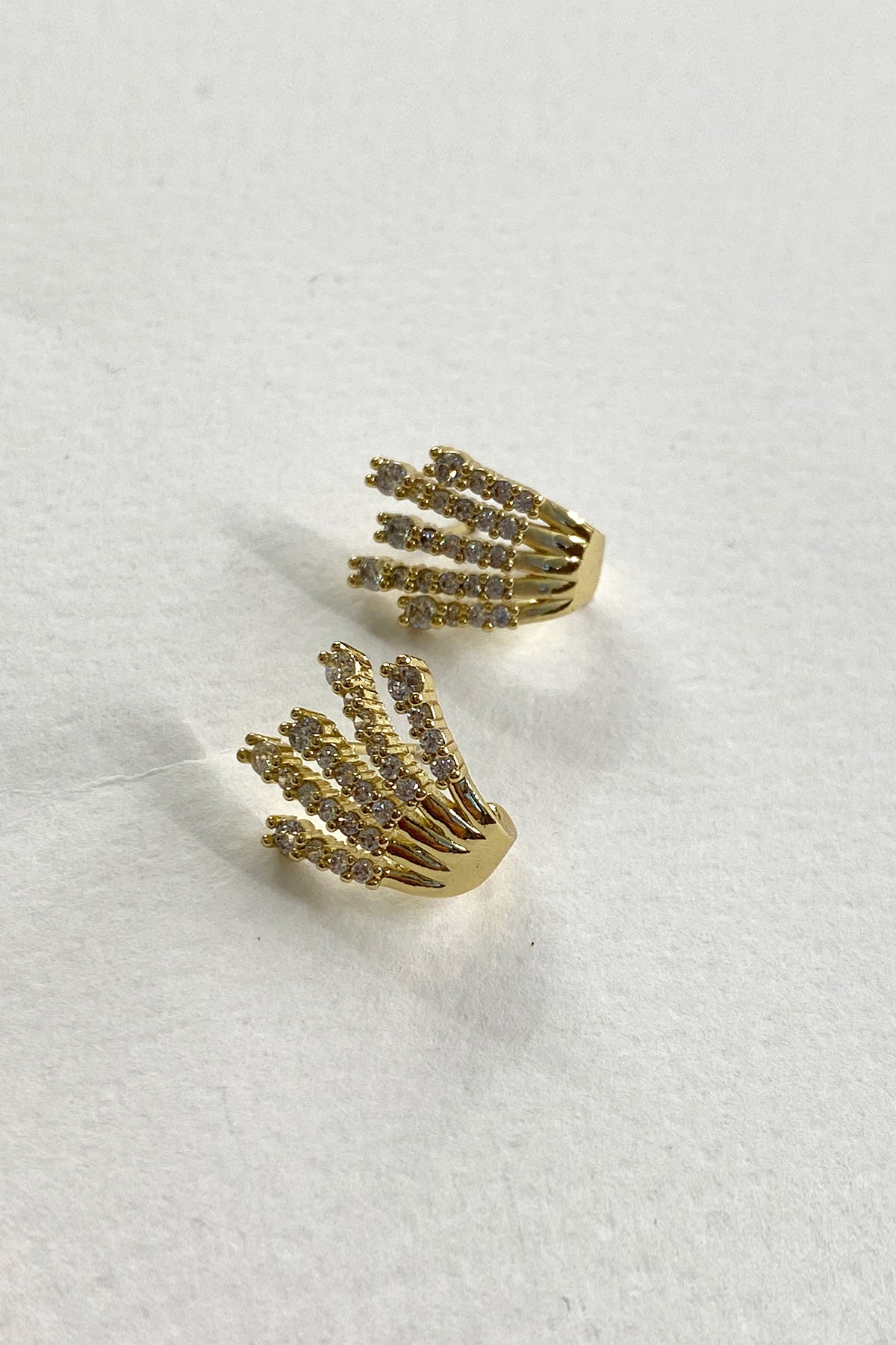 Sıralı Model Zirkon Taş Detaylı Gold Küpe