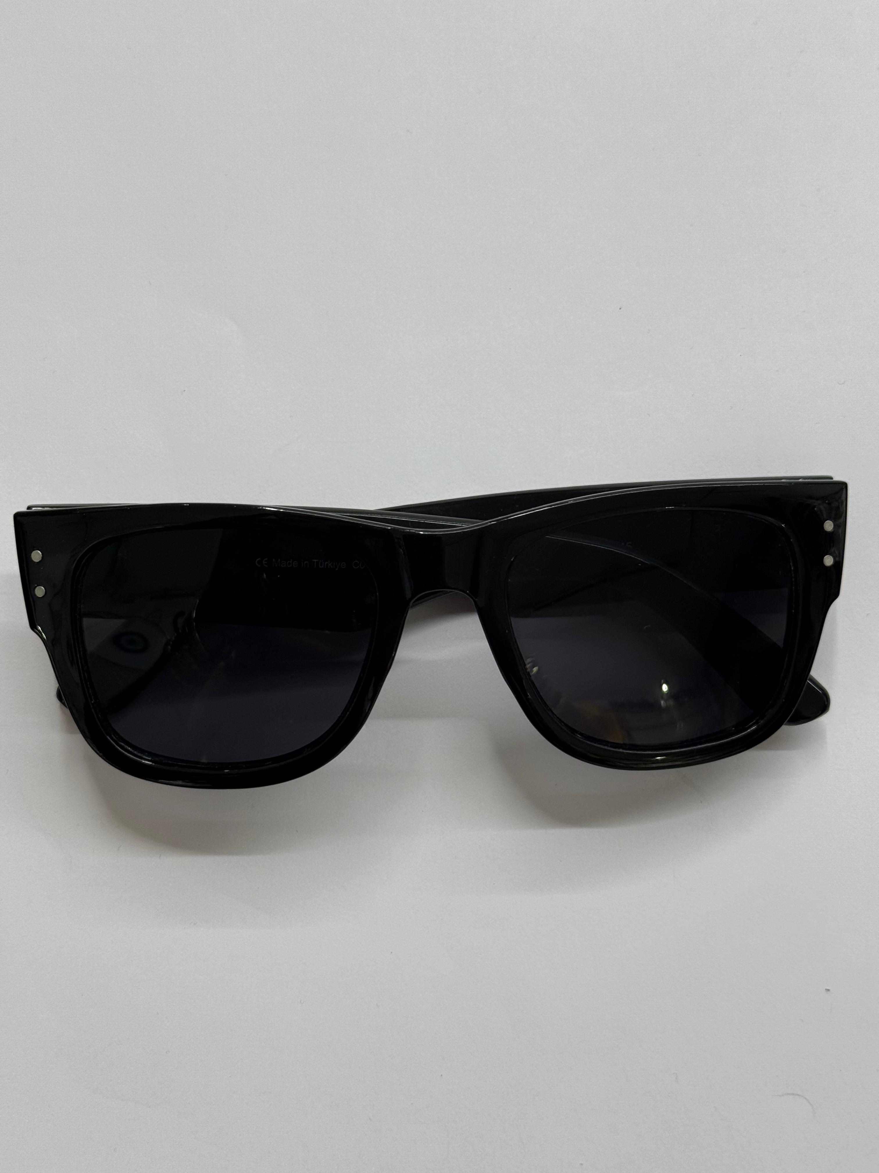 Büyük Çerçeveli Siyah Gözlük