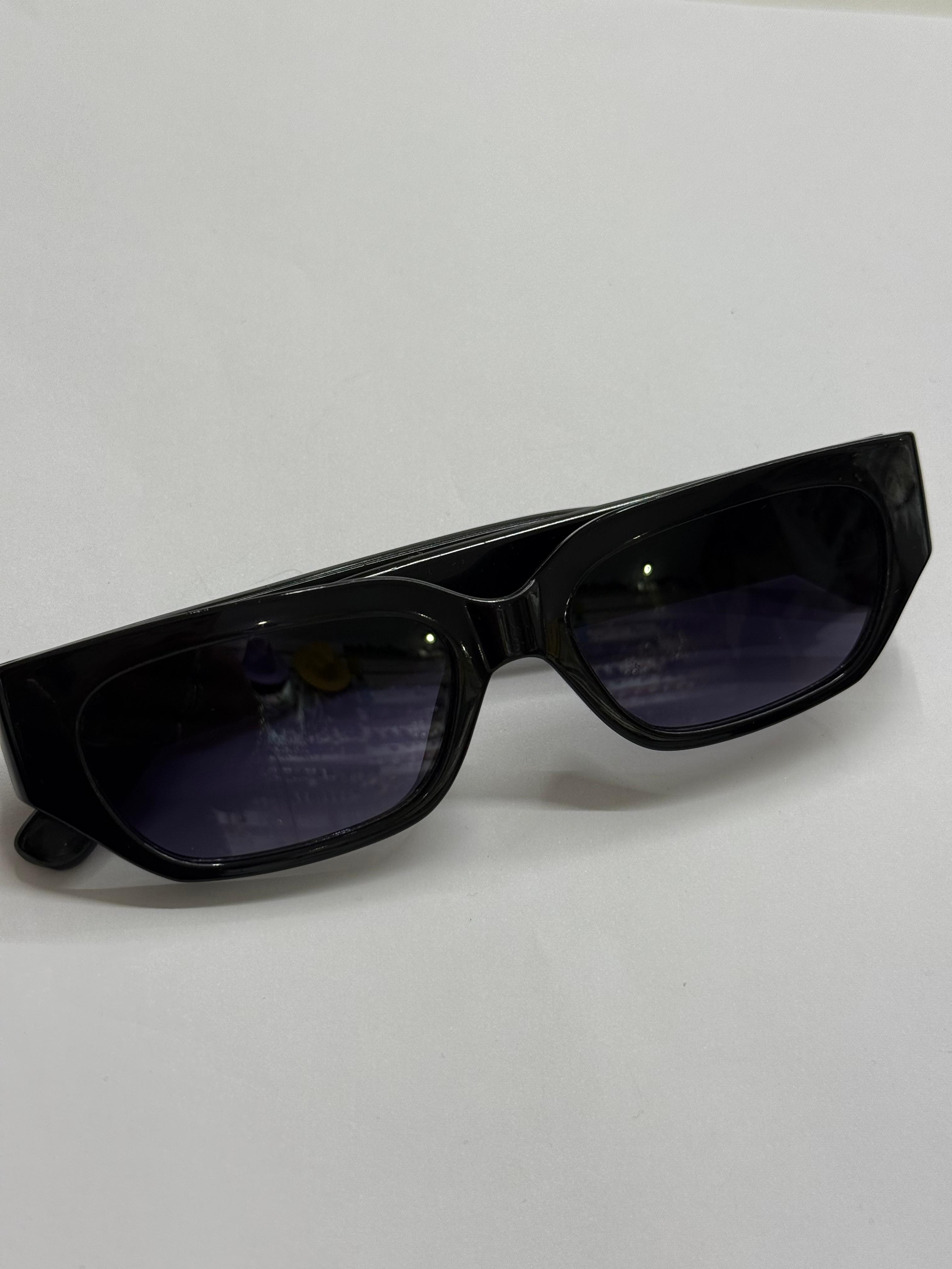 Oval Çerçeveli Siyah Gözlük