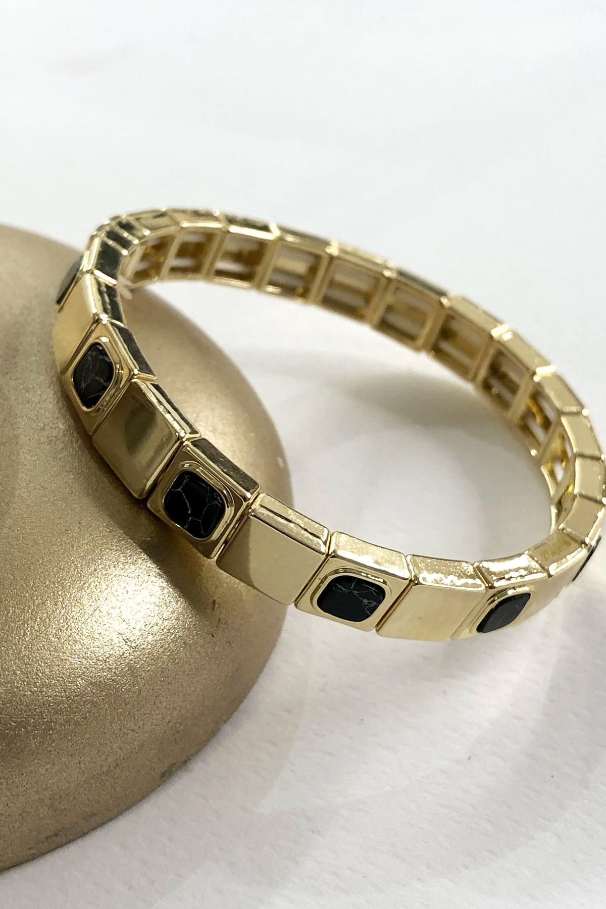 Siyah Kare Taşlı Gold Detaylı Lastikli Bileklik