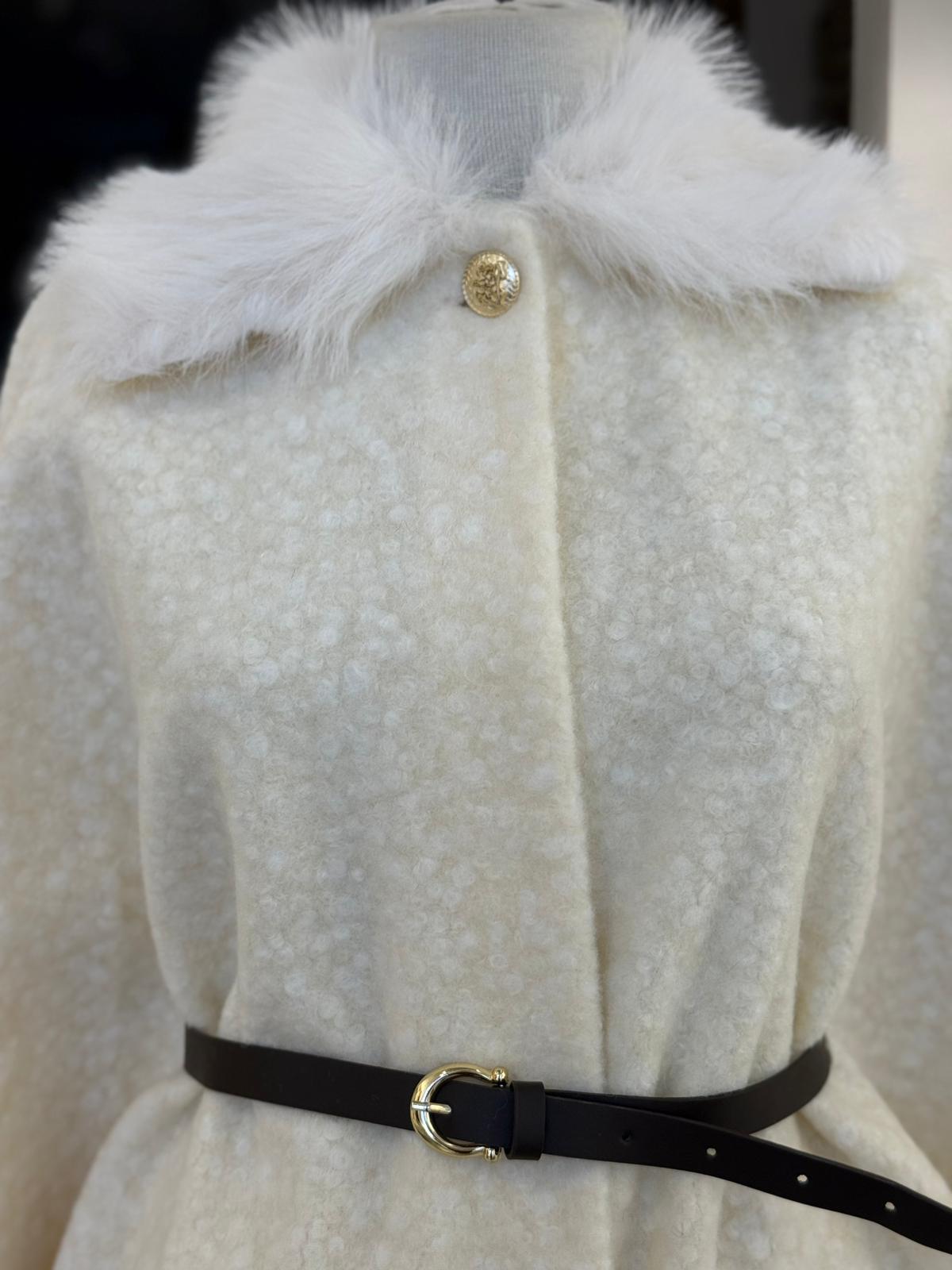 Yakası Kürklü Ekru Pelerin