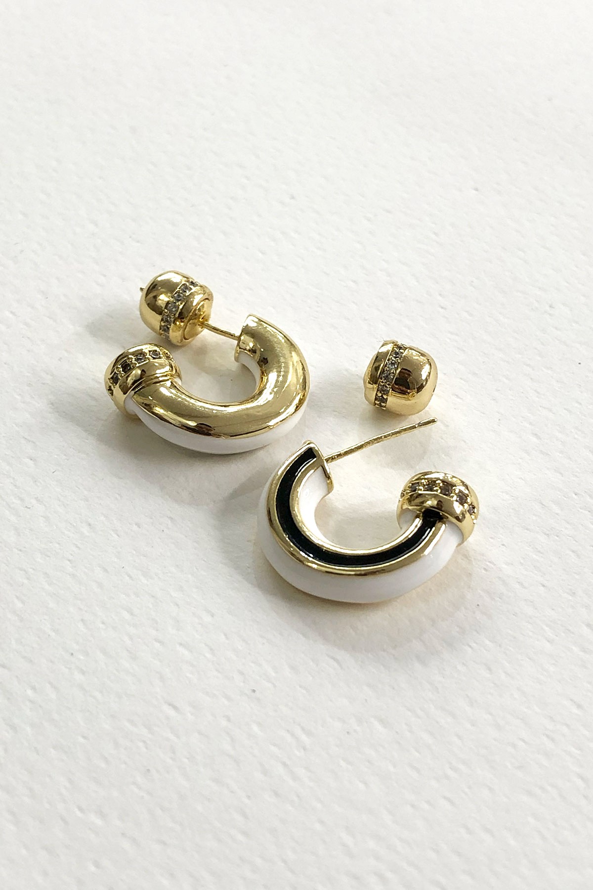 Beyaz ve Siyah Model Gold Detaylı Küpe