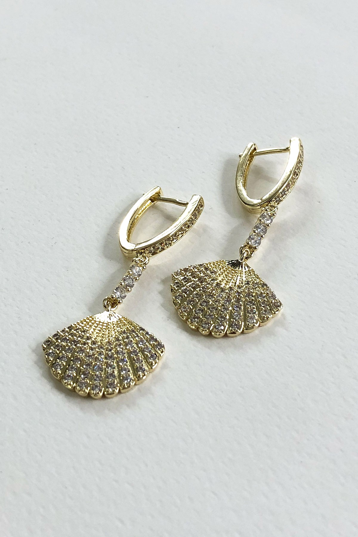 Deniz Kabuğu Model Taşlı Gold Detaylı Küpe