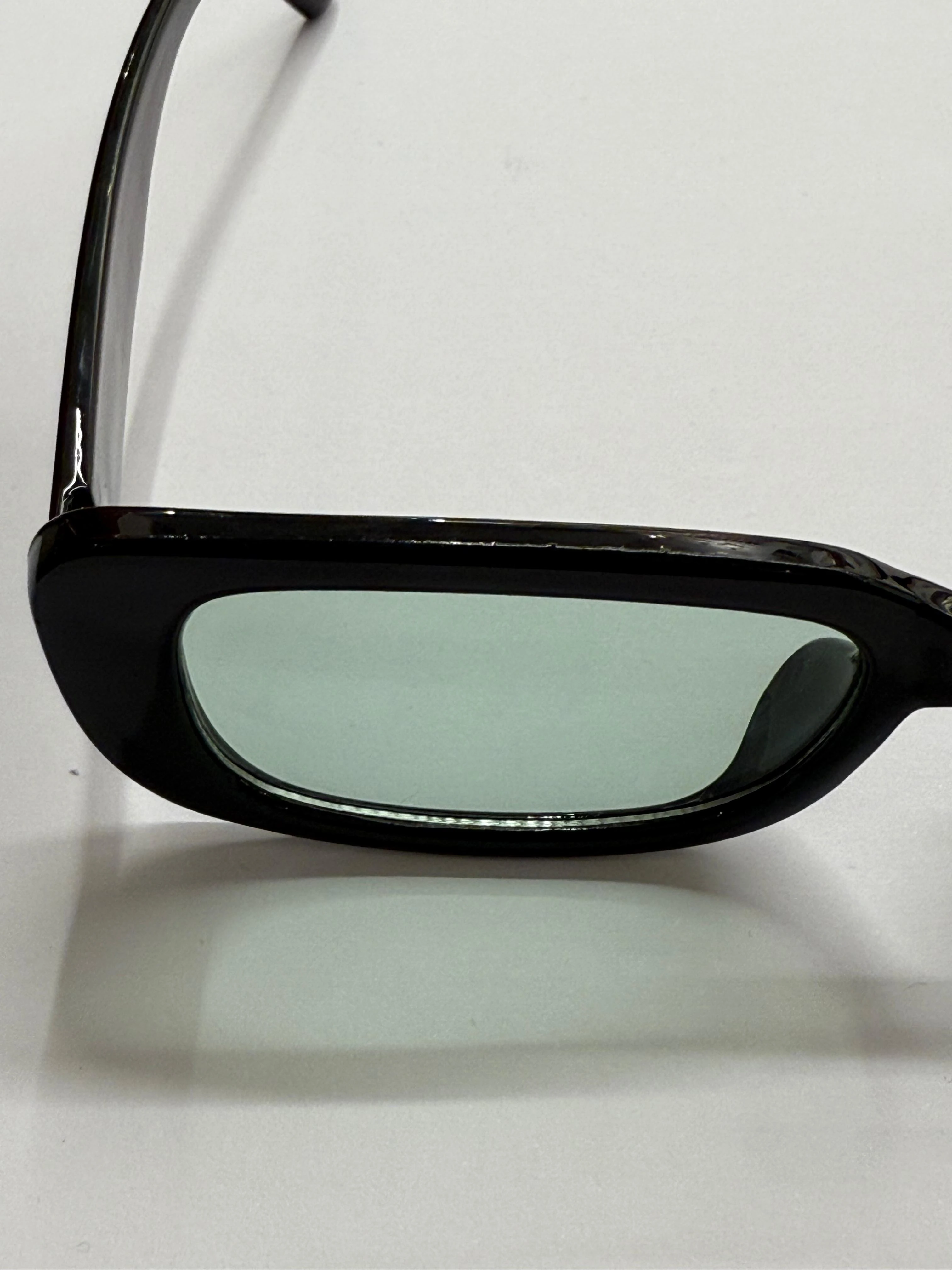 Şeffaf Camlı Siyah Çerçeveli Gözlük