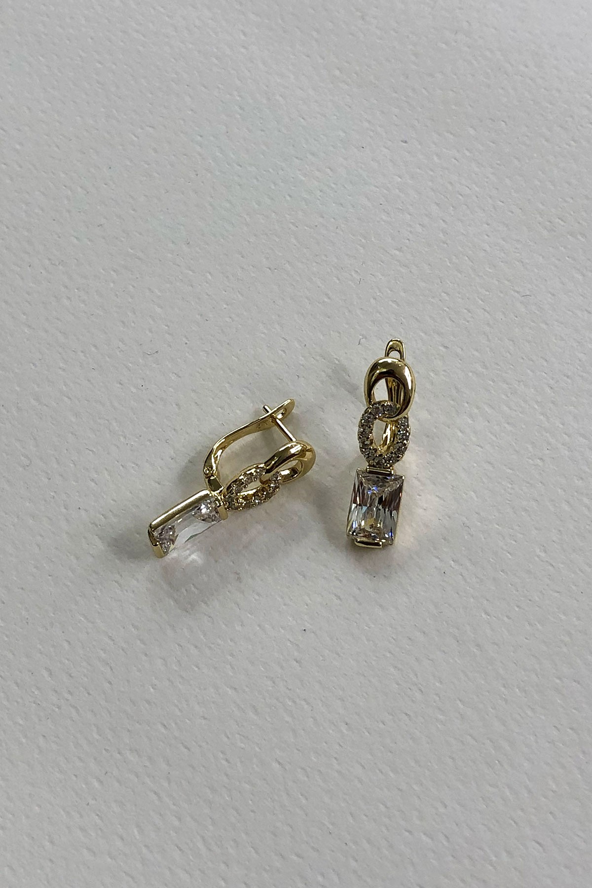 Kare Taşlı Model Gold Detaylı Küpe